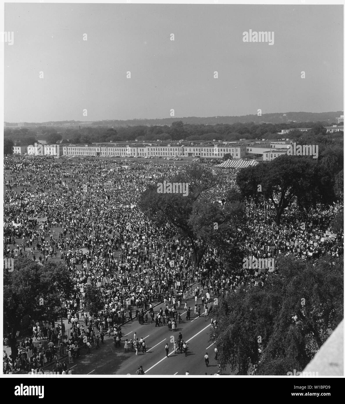 Manifestation à Washington, D.C. [Vue aérienne de la foule de manifestants sur le mall et rue.] Banque D'Images
