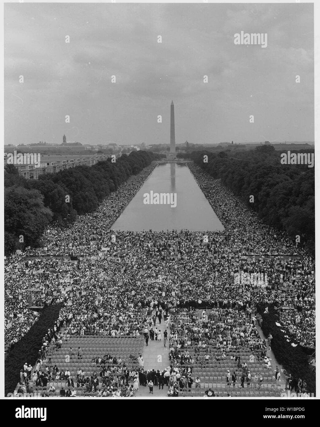 Manifestation à Washington, D.C. [Vue aérienne de la foule l'assemblage avec une bonne vue sur le miroir d'eau et du Washington Monument.] Banque D'Images