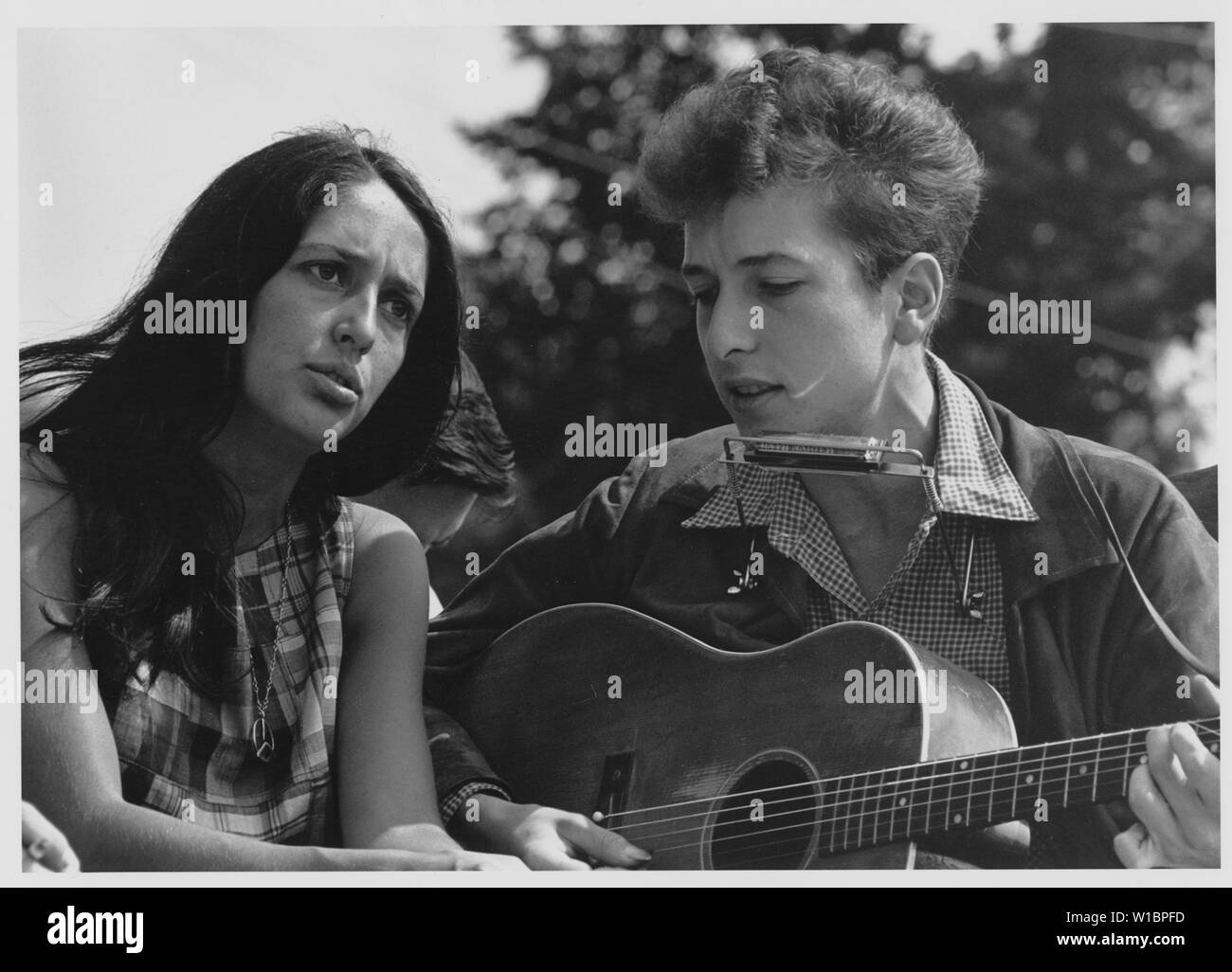 Manifestation à Washington, D.C. [Divertissement : Vue rapprochée de vocalistes Joan Baez et Bob Dylan.], 08/28/1963 Banque D'Images