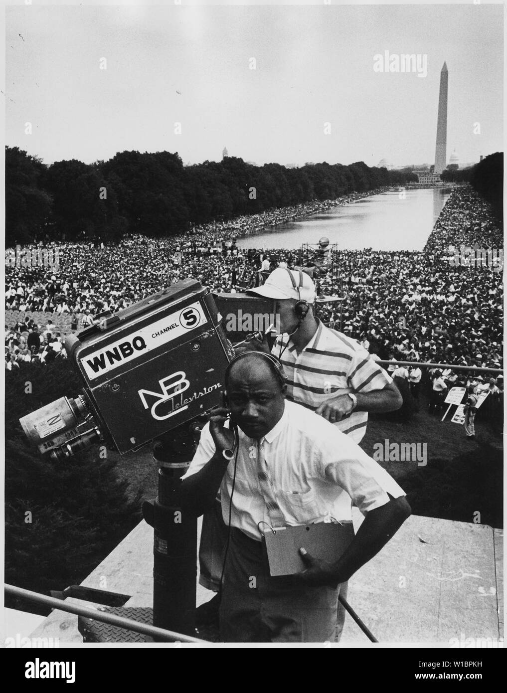 Manifestation à Washington, D.C. [WNBQ/National Broadcasting Company équipe de télévision (Canal 5) avec Washington Monument et foule en arrière-plan.] Banque D'Images