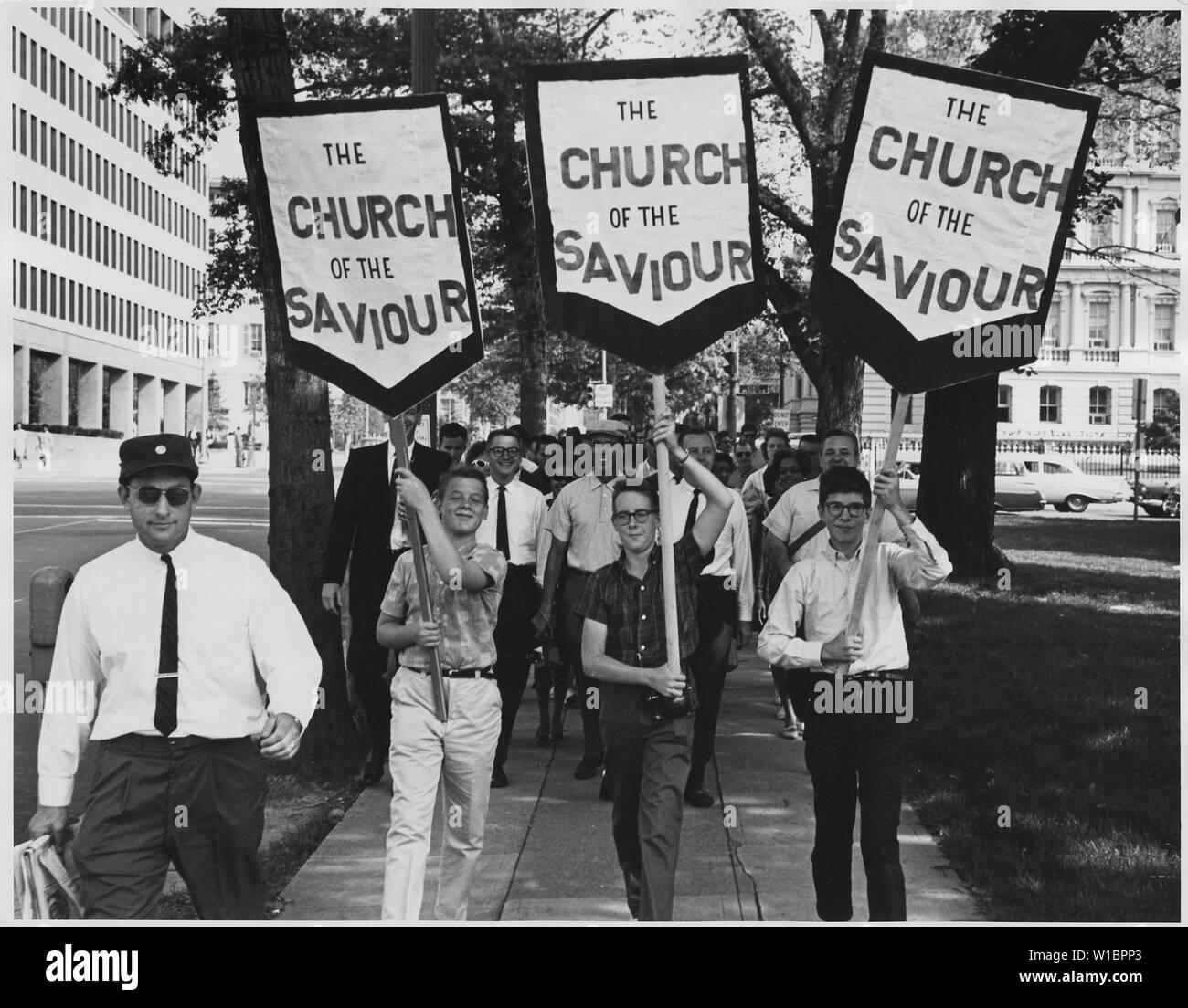 Anglais : Manifestation à Washington, D.C. Les marcheurs de l'église du sauveur des banderoles. Banque D'Images