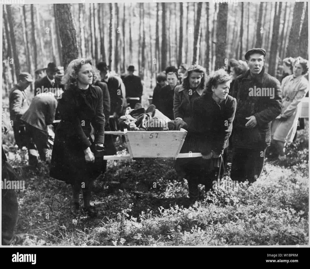 Les civils de Bad bear victimes de meurtres à SS cimetière, après corps ont été exhumés de charnier où leurs assassins avaient leur sous-évaluées. Les aumôniers de l'armée américaine Troisième mènera d'inhumation. ; notes générales : utilisation de la guerre et des conflits Nombre 1125 lors de la commande d'une reproduction ou demande d'informations sur cette image. Banque D'Images