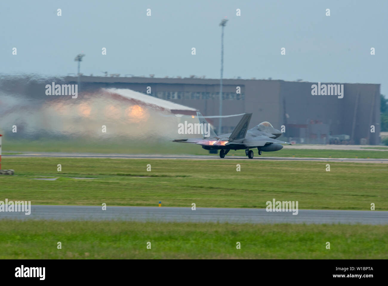 Un F-22 Raptor de la 1ère Escadre de chasse, 27e Escadron de chasse pour préparer prend-off pendant un déploiement à Al Udeid Air Base, au Qatar, du Joint Base Langley-Eustis, Virginie. Le F-22's déployé au Qatar pour la première fois afin de défendre les intérêts et les forces américaines dans la zone de responsabilité. (U.S. Air Force Photo par le Sgt Tech. Carlin Leslie) Banque D'Images