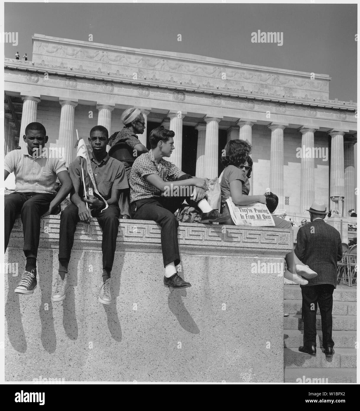 Manifestation à Washington, D.C. [Les jeunes hommes et femmes assis en face du Lincoln Memorial.] Banque D'Images