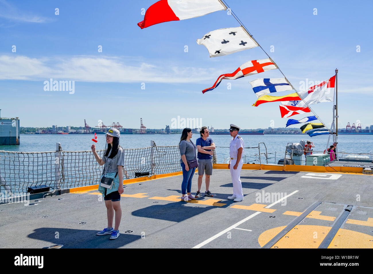 Drapeaux et pont, le NCSM Winnipeg, une frégate canadienne, la fête du Canada, North Vancouver, Colombie-Britannique, Canada Banque D'Images