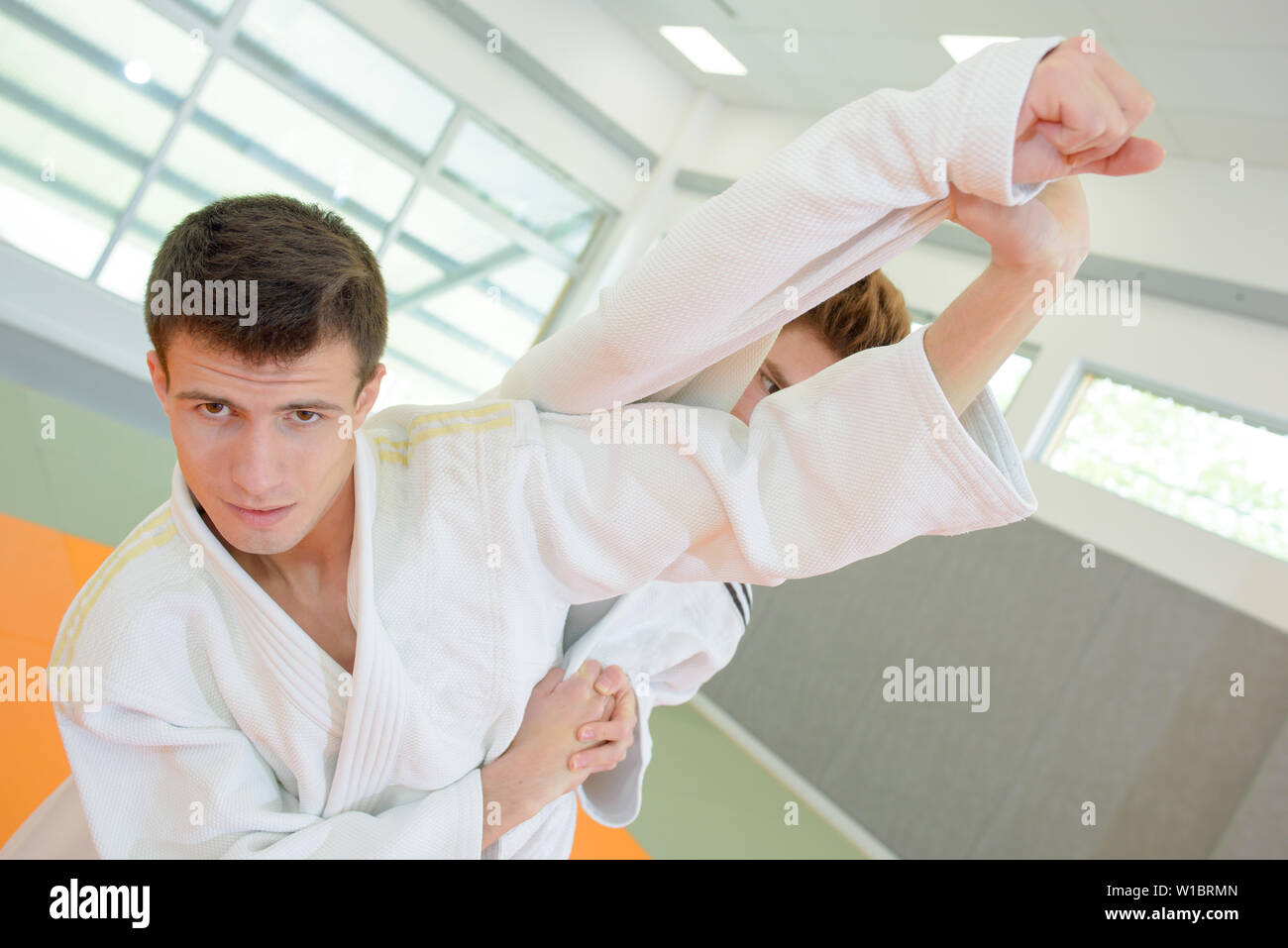 Deux judokas pratiquent ensemble Banque D'Images