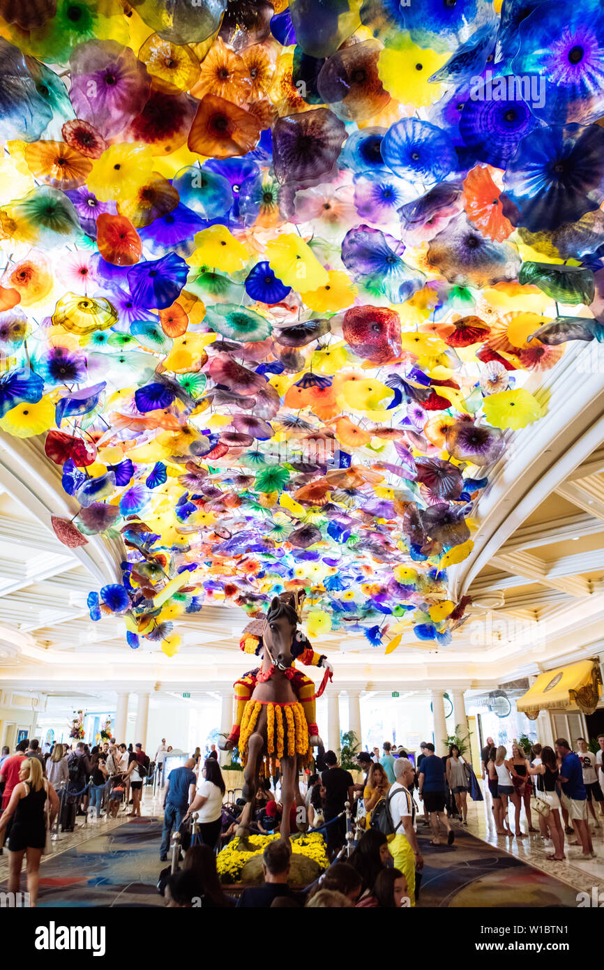 Boule disco du Bellagio remplacé par un cheval pour un samouraï printemps japonais dans le hall sous 'Fiori di Como' fleurs fleurs, plafond de l'art. Banque D'Images