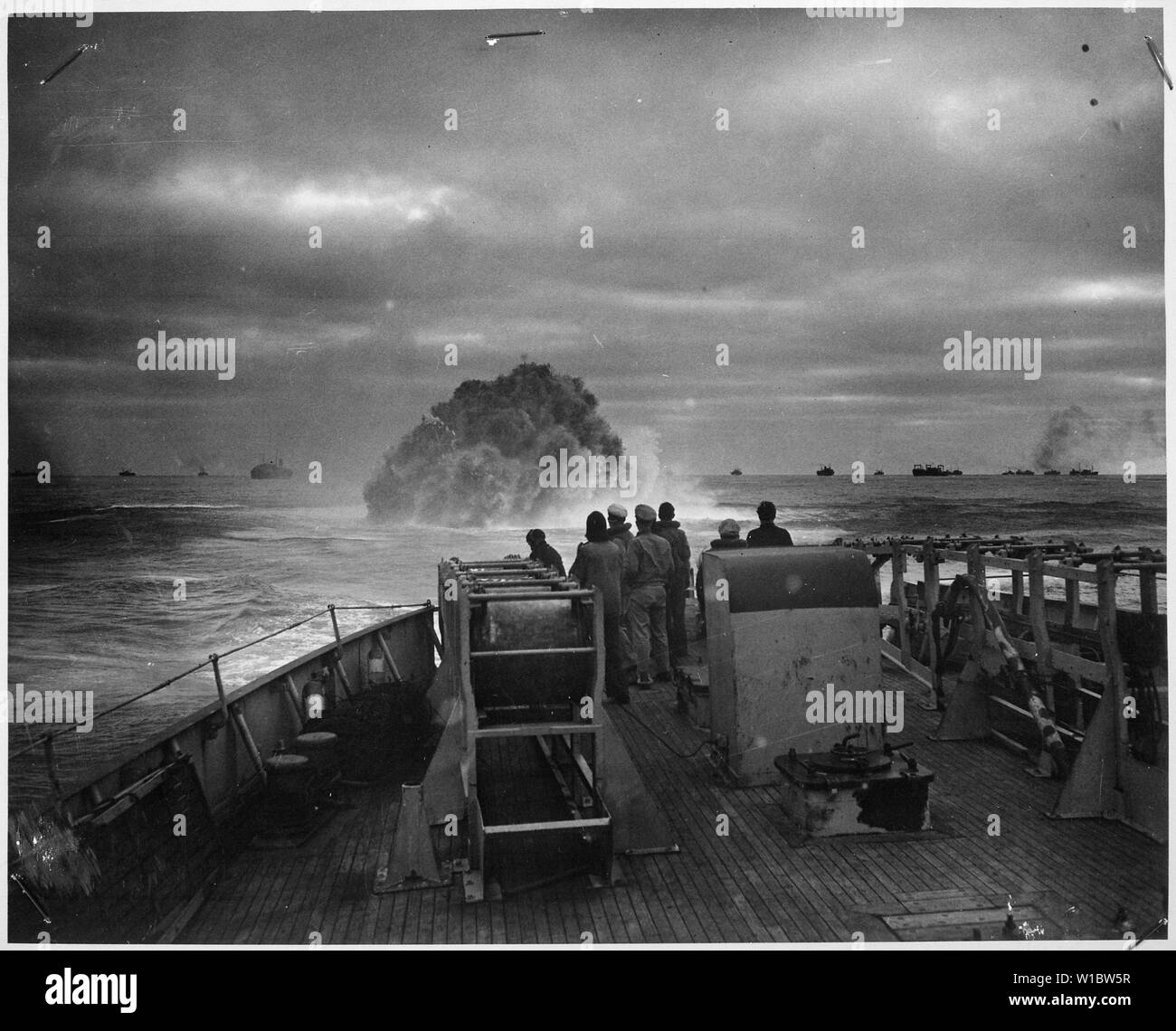 Les gardes côte sur le pont de la U.S. Coast Guard Cutter Spencer regarder l'explosion d'une grenade qui a un U-boat nazi de l'espoir d'entrer dans le centre d'un grand convoi. Destruction du U-175, le 17 avril 1943. ; notes générales : utilisation de la guerre et des conflits Nombre 970 lors de la commande d'une reproduction ou demande d'informations sur cette image. Banque D'Images