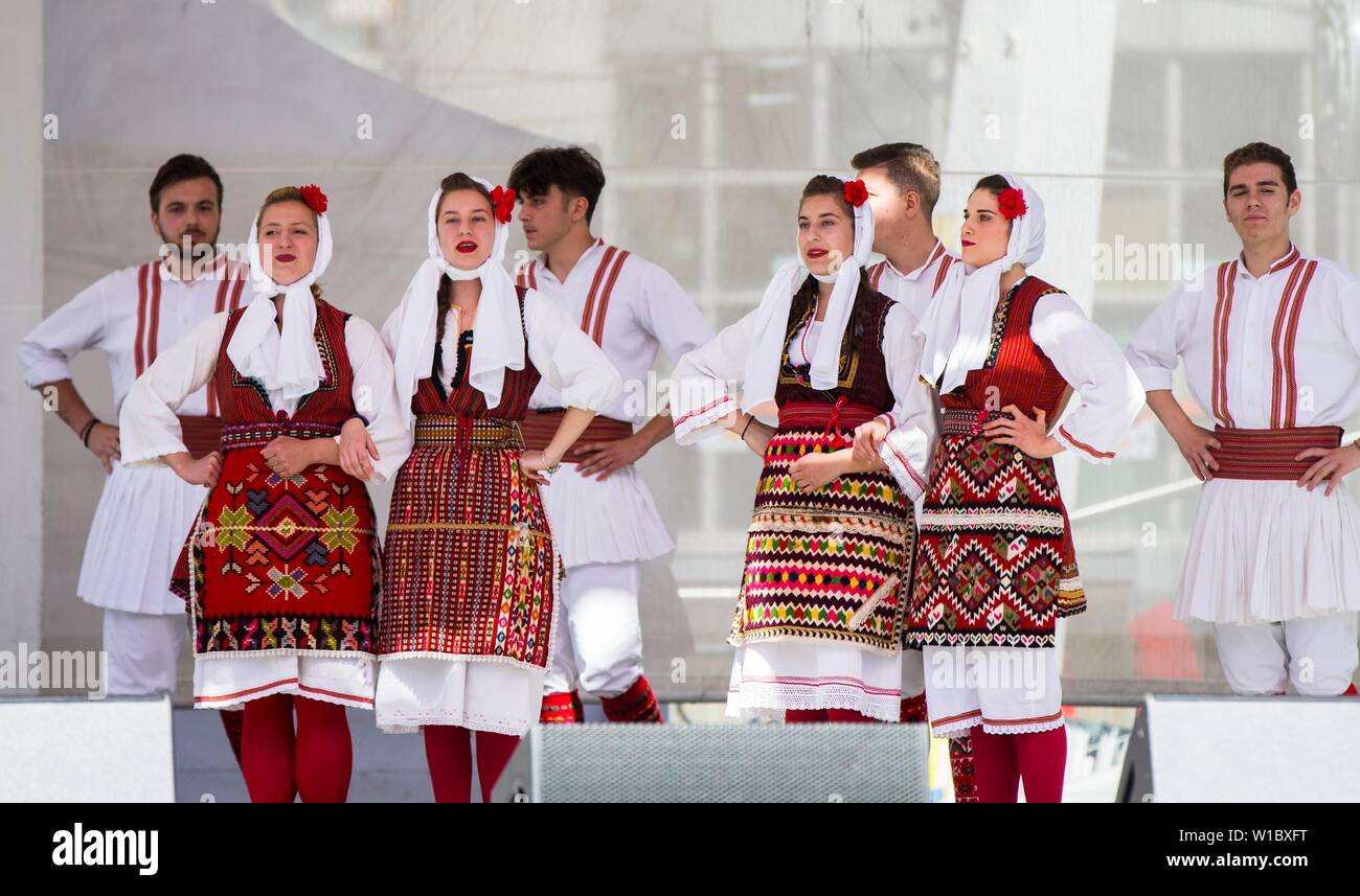 Toronto, Canada. 1er juillet 2019. Danse folklorique macédonienne danseurs sur scène durant la célébration de la fête du Canada multiculturel annuel au Yonge-Dundas Square, à Toronto, Canada, 1 juillet 2019. Cet événement annuel a présenté la culture diversifiée du Canada au moyen de danses folklorique pour célébrer la fête du Canada lundi. Credit : Zou Zheng/Xinhua/Alamy Live News Banque D'Images