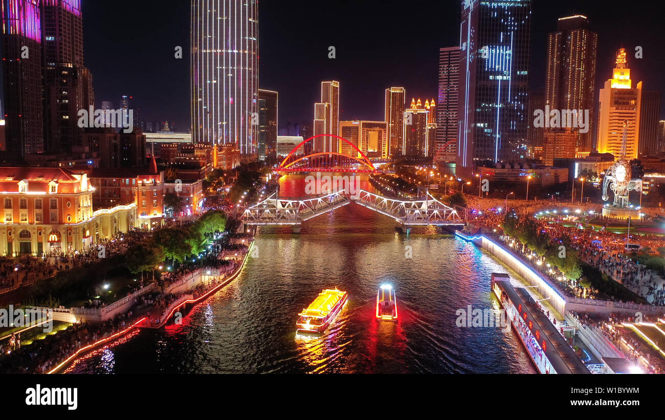 Tianjin. 1er juillet 2019. Photo aérienne prise le 1 juillet 2019 montre le pont ouvert sur l'Avenue de la rivière Haihe à Tianjin, Chine du nord. Jiefang Bridge, qui a une longueur de plus de 90 mètres et une largeur d'environ 20 mètres, a été initialement nommé Wanguo et pont construit en 1902 et rebaptisé Pont Jiefang en 1949. Le pont s'ouvre lui-même au cours de grandes vacances pour les visiteurs. Crédit : Li Ran/Xinhua/Alamy Live News Banque D'Images