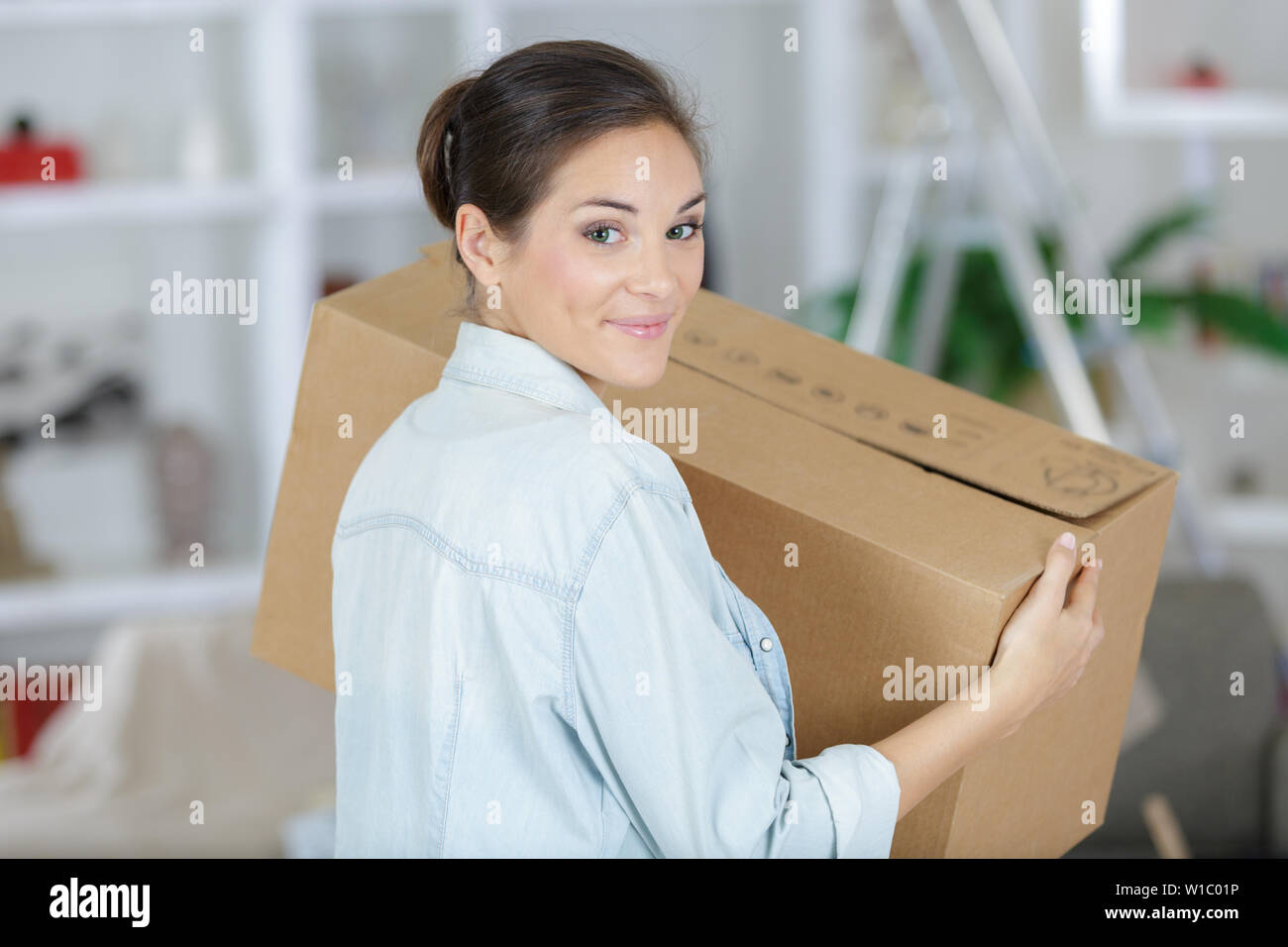 Une femme heureuse holding cardboxes Banque D'Images