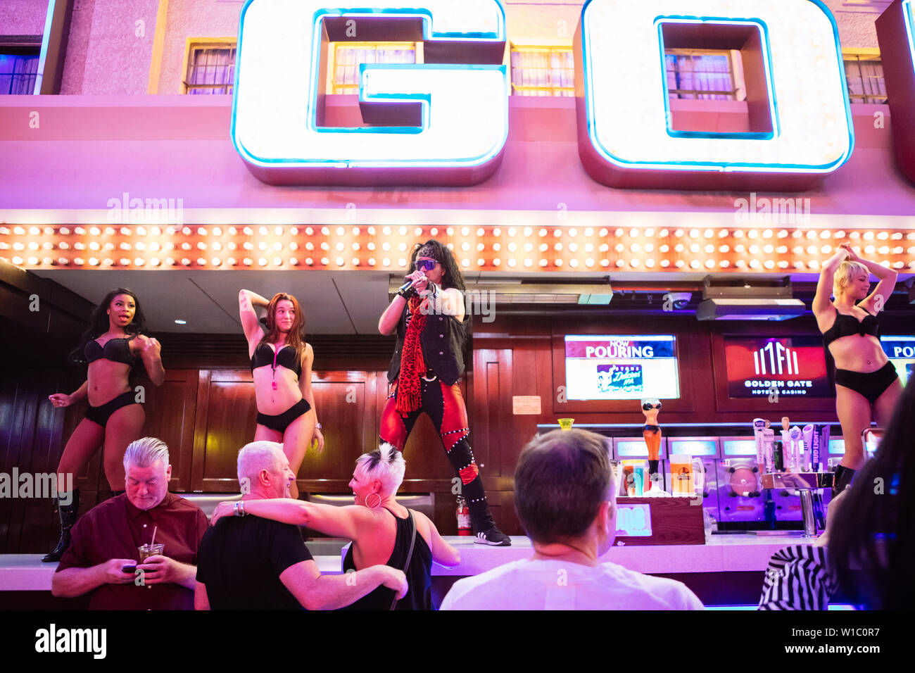 Hard Rock Nation Spandex couvrir groupe jouant sur un bar avec gogo danseurs dans expérience Fremont Street à Las Vegas, Nevada, USA Banque D'Images