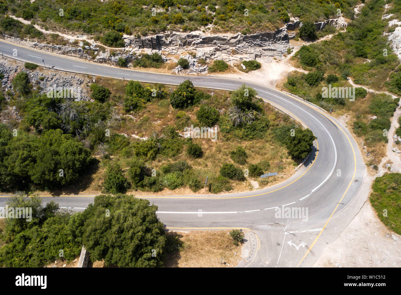 Route de montagne entourée d'une forêt verdoyante, image aérienne. Banque D'Images