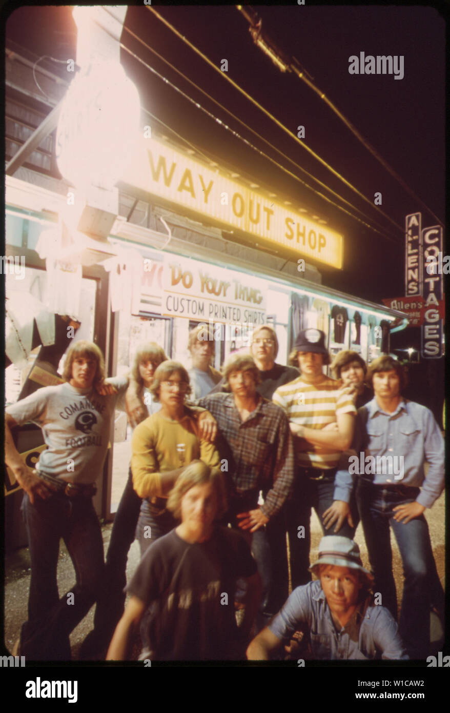 11 MEMBRES DE LA PROMOTION DE L'GIBAULT HIGH SCHOOL, WATERLOO, Iowa, POSENT DEVANT LA PORTE DE SORTIE SHOP SUR LE STRIP, DIVERTISSEMENT PRÈS DE BAGNELL BARRAGE. Les JEUNES SONT EN VISITE DANS LA RÉGION SUR LEURS HAUTS VOYAGE. Banque D'Images