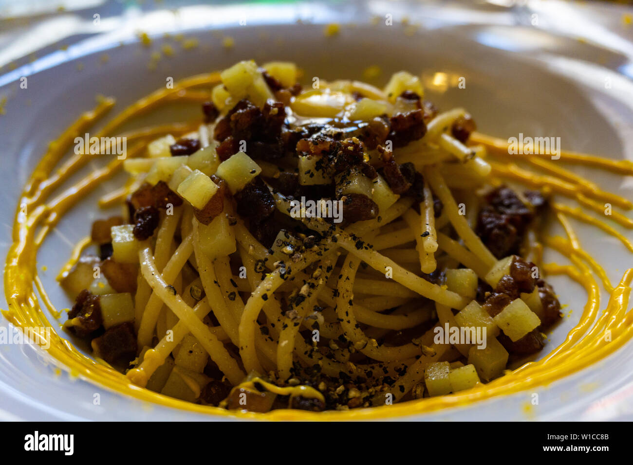 Plat de spaghetti alla carbonara, recette typiquement italien de pâtes avec guanciale, œuf fromage pecorino romano ad Banque D'Images