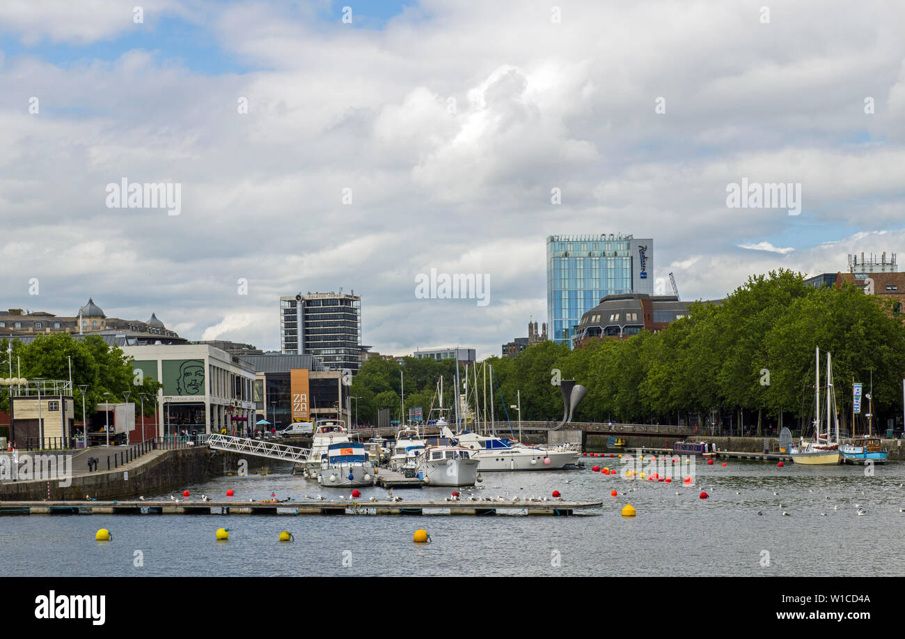 Bristol port flottant à la recherche jusqu'à la Tour de Colston, le Radisson Blu Hotel et bateaux amarrés Bristol City Centre Banque D'Images