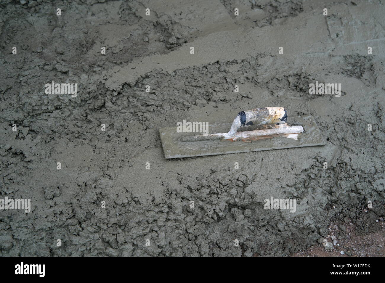 Des travaux concrets en cours avec un flotteur mag sans surveillance pendant que l'opérateur prend une courte pause. Banque D'Images