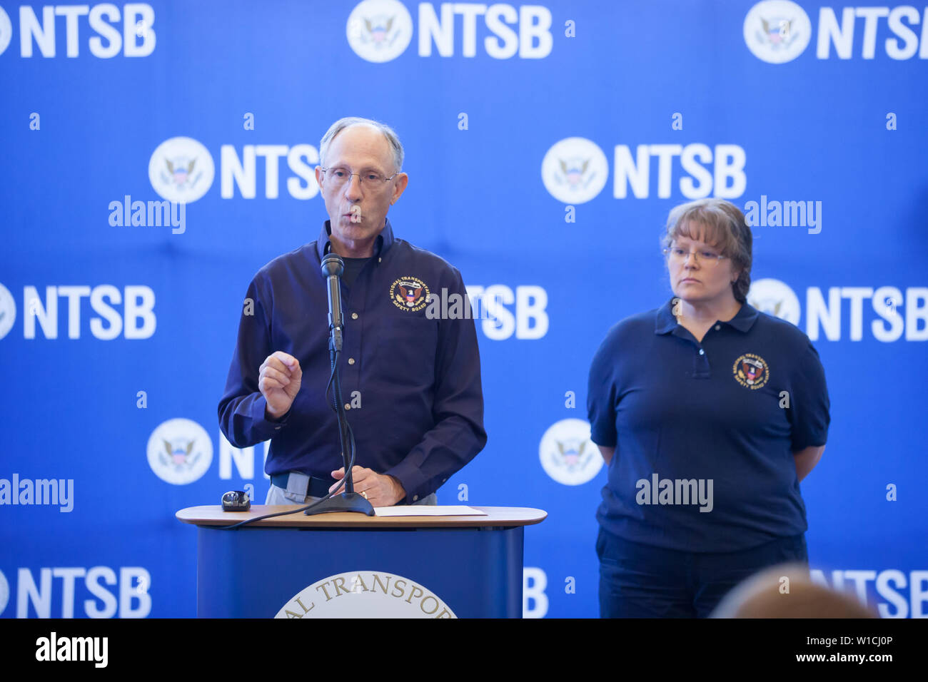 Houston, USA. 1er juillet 2019. Bruce Landsberg (L), vice-président de l'Office national de la sécurité des transports, donne point de presse au sujet d'un accident d'avion à l'aéroport d'Addison au Texas, États-Unis, le 1 juillet 2019. Dix personnes sont mortes après qu'un petit avion s'est écrasé dimanche matin près de Dallas, l'État américain du Texas. Crédit : Dan Tian/Xinhua/Alamy Live News Banque D'Images