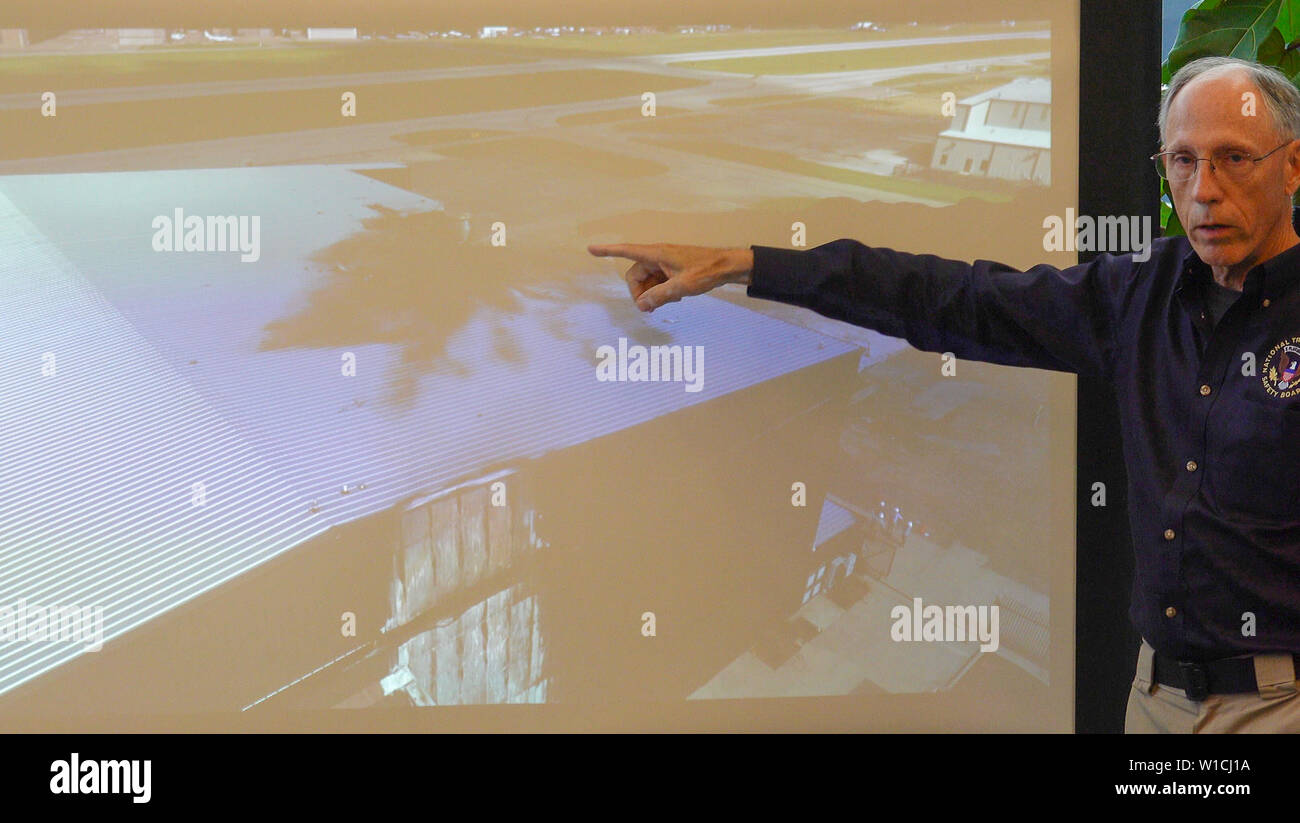 Houston, USA. 1er juillet 2019. Bruce Landsberg, vice-président de l'Office national de la sécurité des transports, donne point de presse au sujet d'un accident d'avion à l'aéroport d'Addison au Texas, États-Unis, le 1 juillet 2019. Dix personnes sont mortes après qu'un petit avion s'est écrasé dimanche matin près de Dallas, l'État américain du Texas. Crédit : Dan Tian/Xinhua/Alamy Live News Banque D'Images