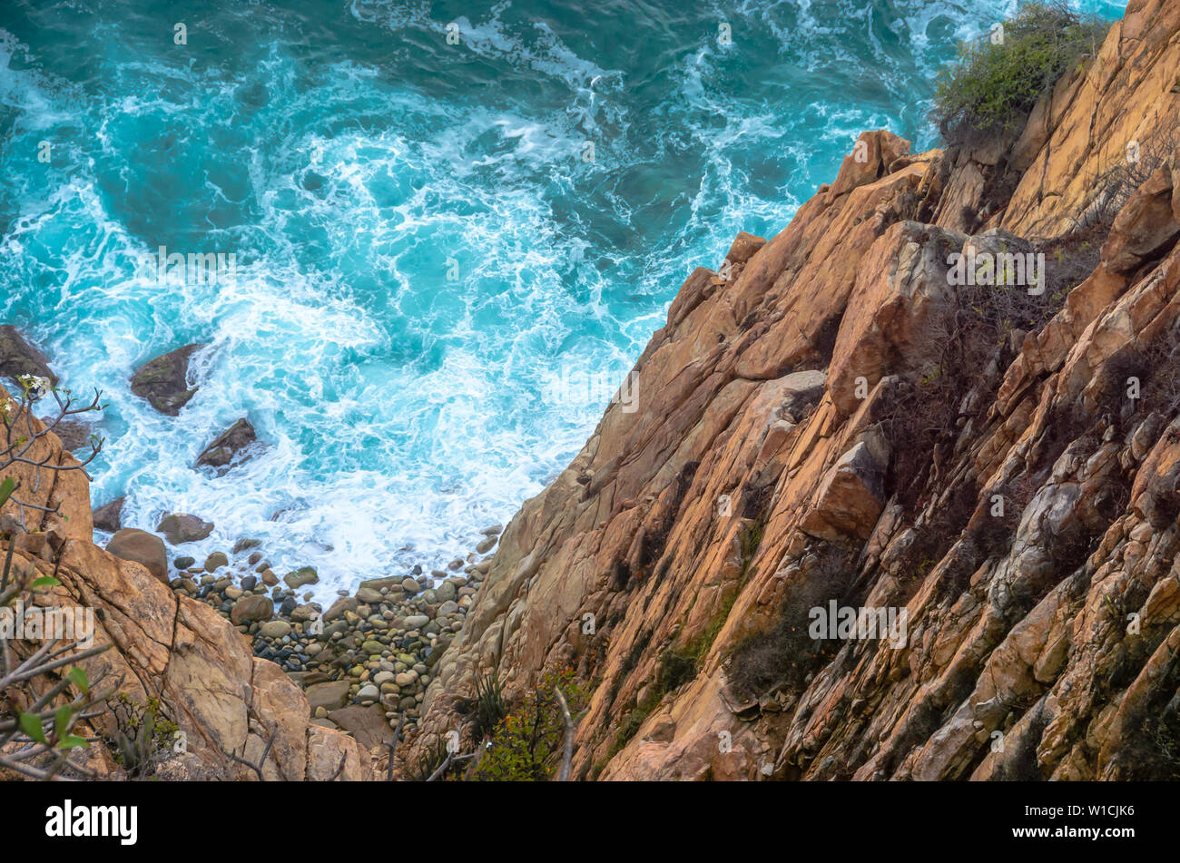 Avec la mer bleue de la côte rocheuse au bas de la falaise. Banque D'Images