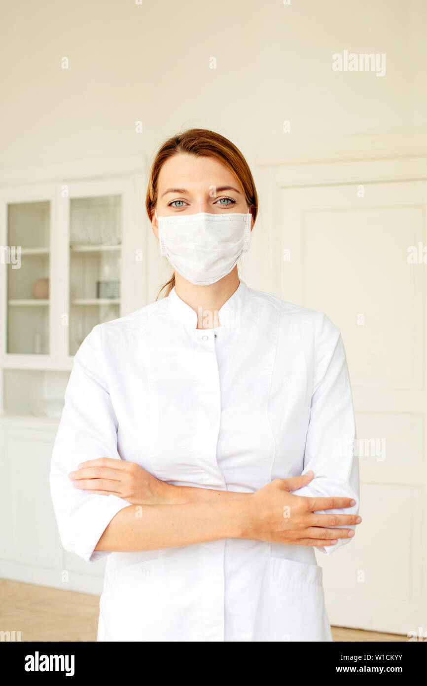 Jeune femme médecin en uniforme Banque D'Images