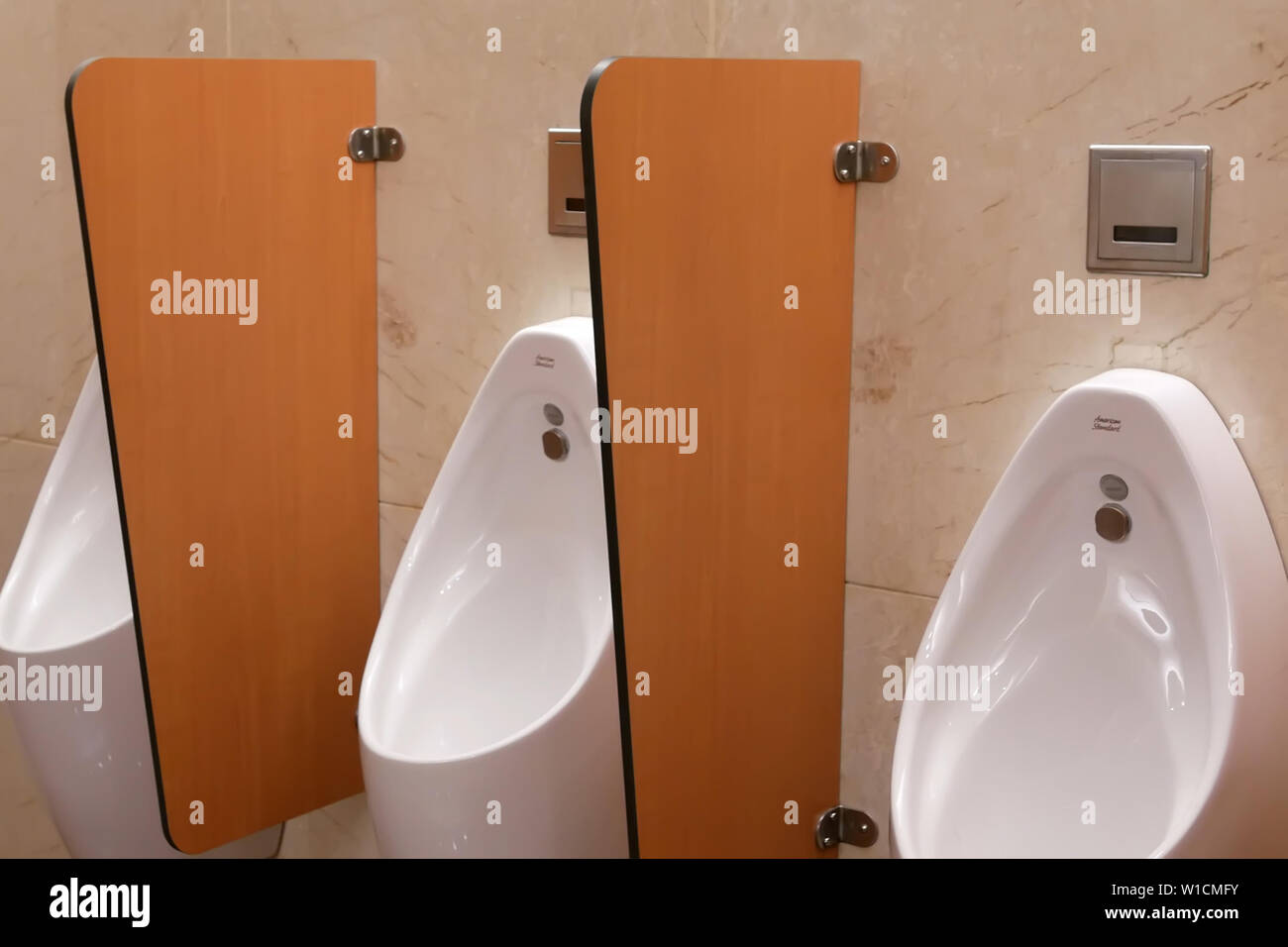 Close up of luxury les toilettes pour homme public à l'intérieur restaurant chinois Banque D'Images