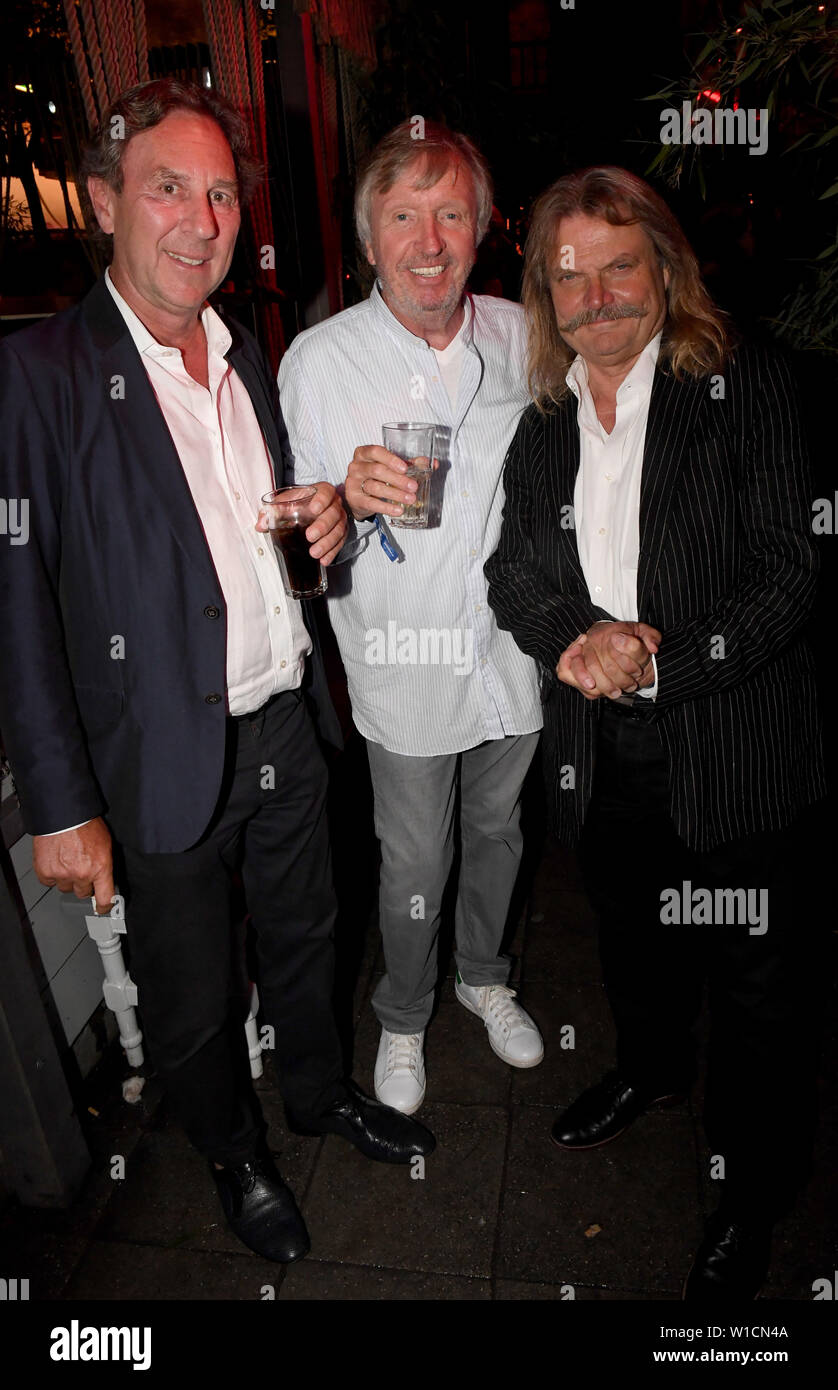 Munich, Allemagne. 1er juillet 2019. La station patron Ralph Piller, (l-r) l'acteur Werner Schulze-Erdel et le musicien Leslie Mandoki célèbrent à l'Audi Director's Cut et la réunion de l'industrie film répond aux médias au Filmfest Munich qui aura lieu du 27.06.2019 au 06.07.2019. Crédit : Felix Hörhager/dpa/Alamy Live News Banque D'Images