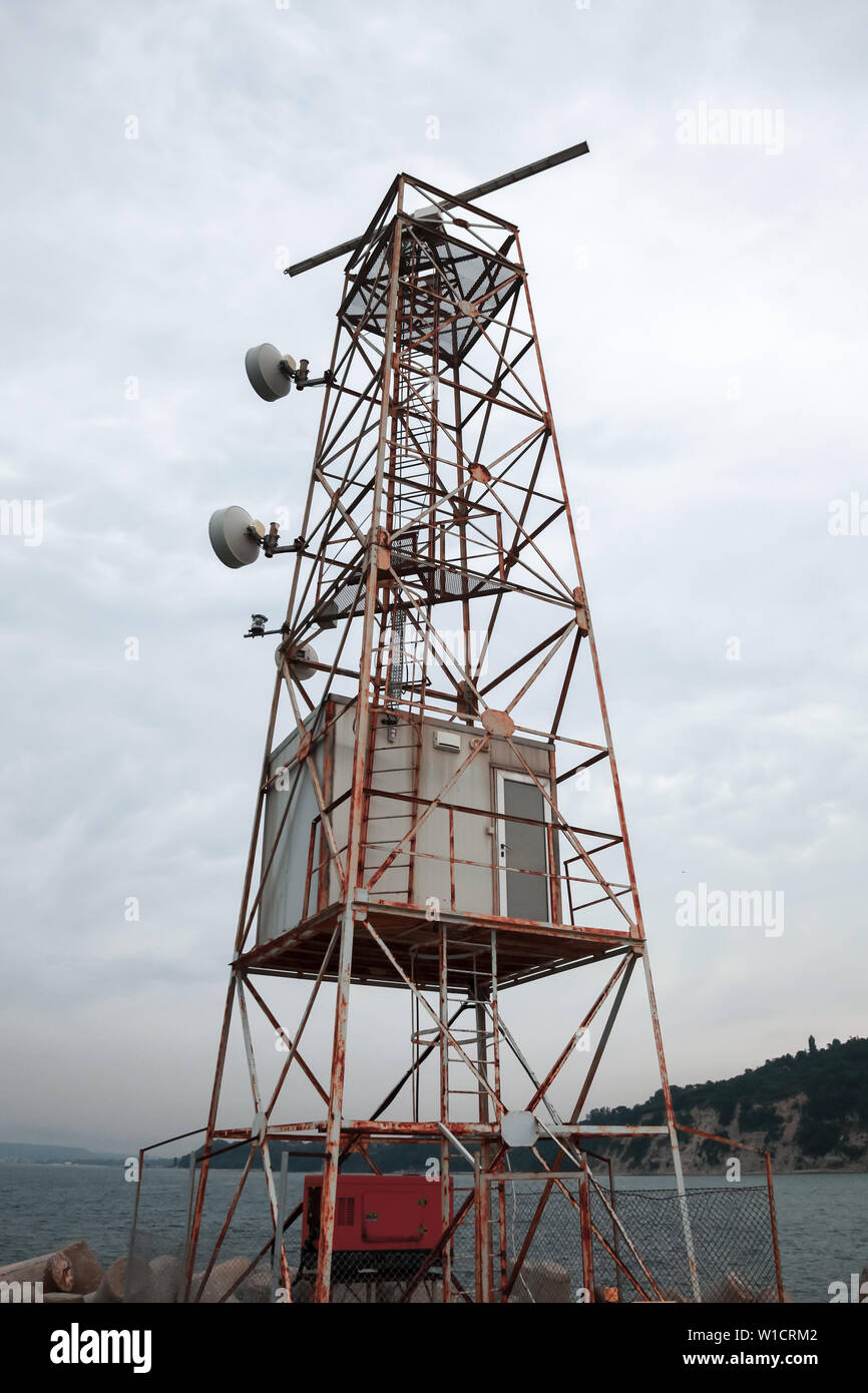 La station de radar et de communication tower sous ciel nuageux Banque D'Images