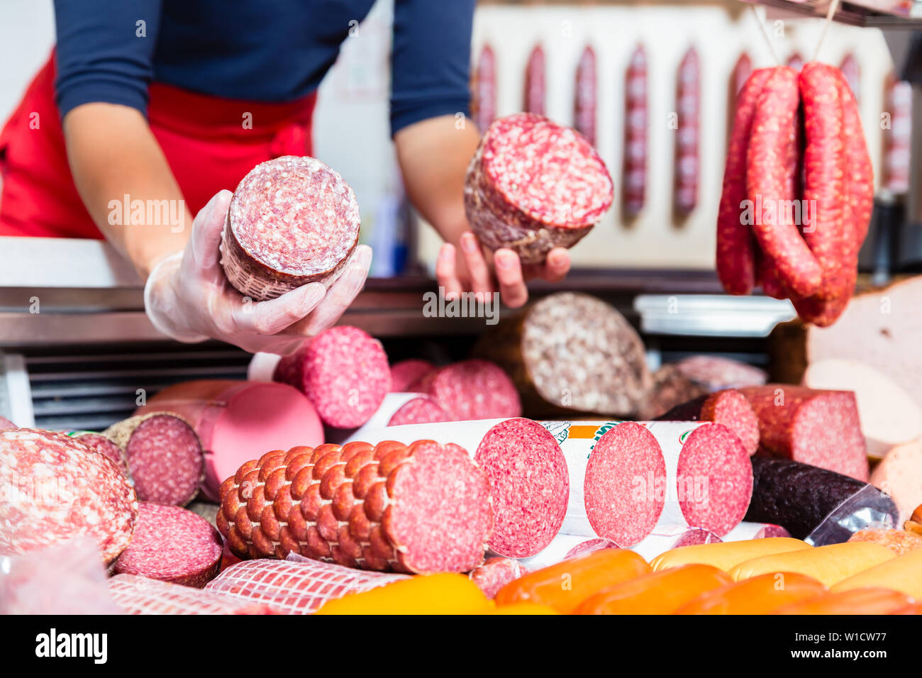 Boucherie viande femme tenant dans sa main Banque D'Images