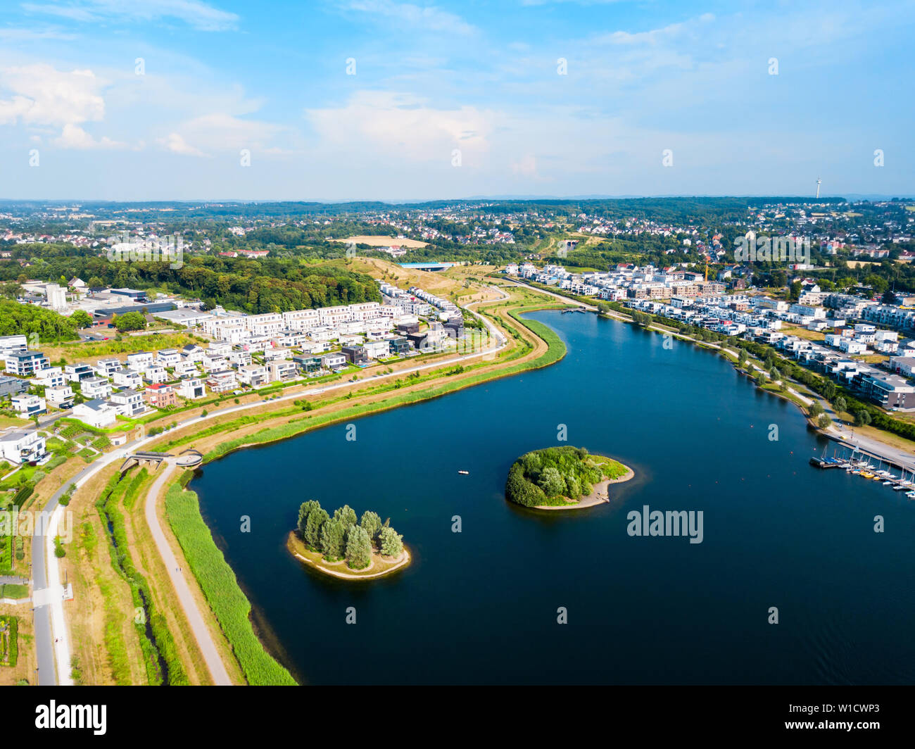 Voir Phoenix Lake est un lac artificiel sur l'ancienne aciérie Phoenix East à Dortmund Horde district Banque D'Images