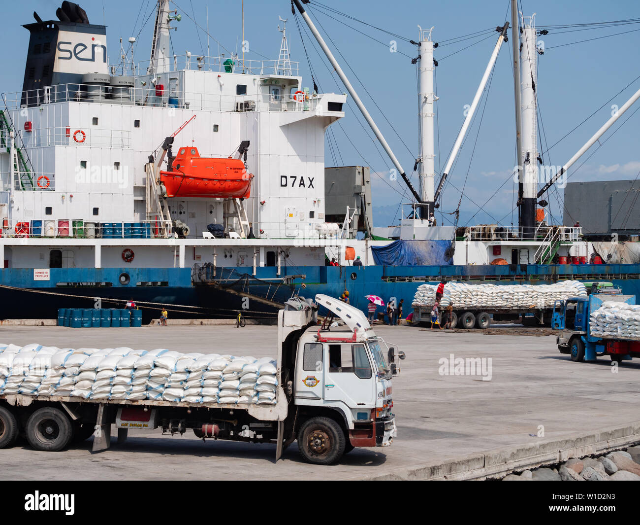 La ville de General Santos, Philippines - 9 mai 2019 : les camions de sel en attendant de charger sur un navire transporteur de thon au port de pêche de General Santos Banque D'Images