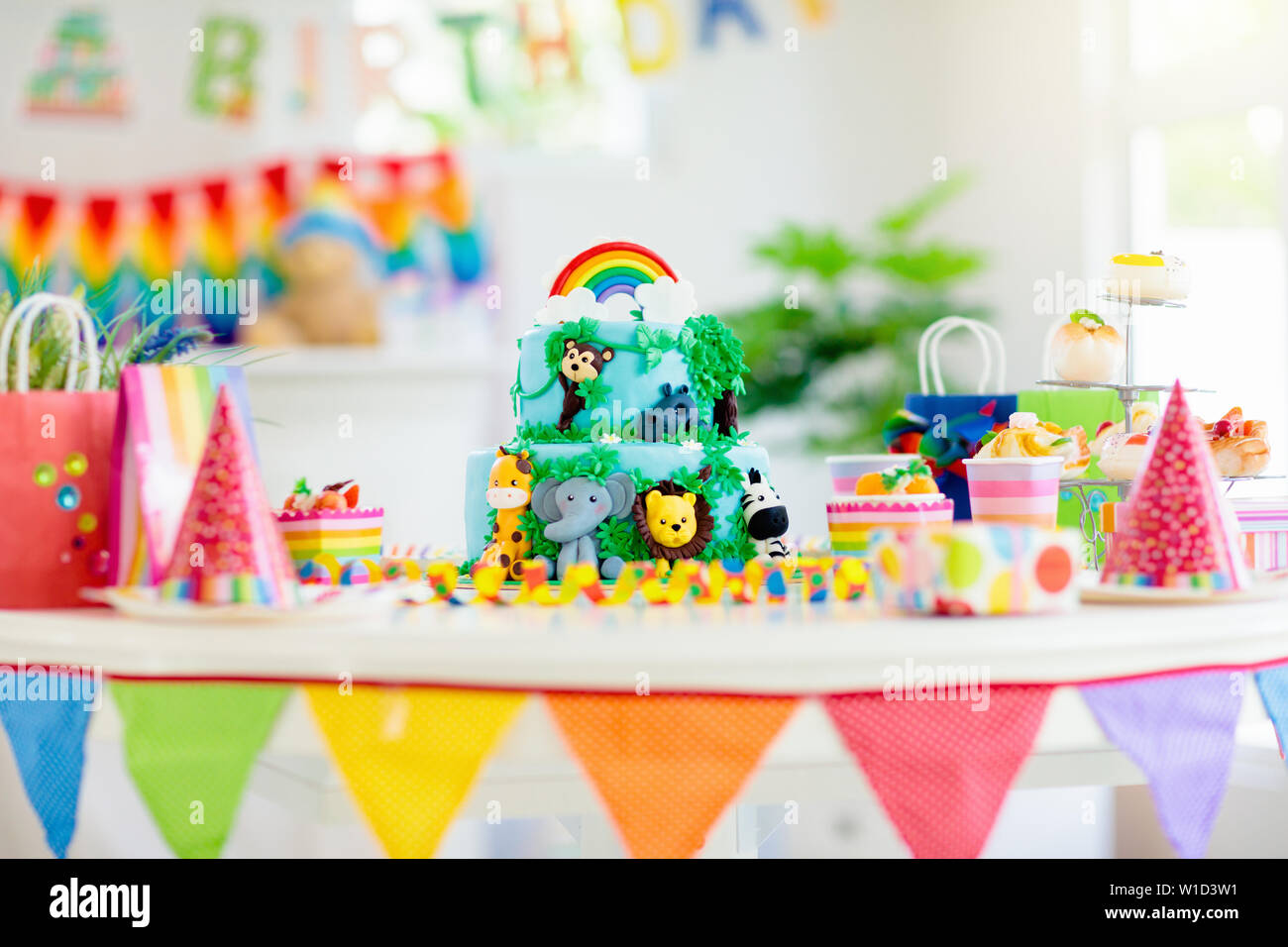 Gateau Pour La Fete D Anniversaire Des Enfants Theme Animaux De La Jungle Fete Des Enfants Chambre Decoree Pour L Anniversaire D Un Enfant Ou D Une Fille Reglage De La Table Avec Presents Photo Stock Alamy