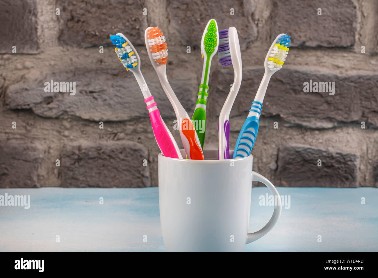 Un porte-brosses à dents en céramique. Brosse à dents sur la tablette dans la salle de bains. Banque D'Images