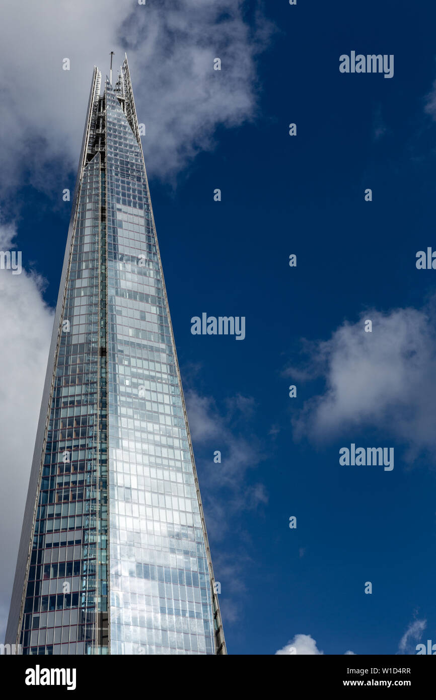 Le tesson est un gratte-ciel de 95 étages, conçu par l'architecte italien Renzo Piano, à Southwark, Londres, UK Banque D'Images