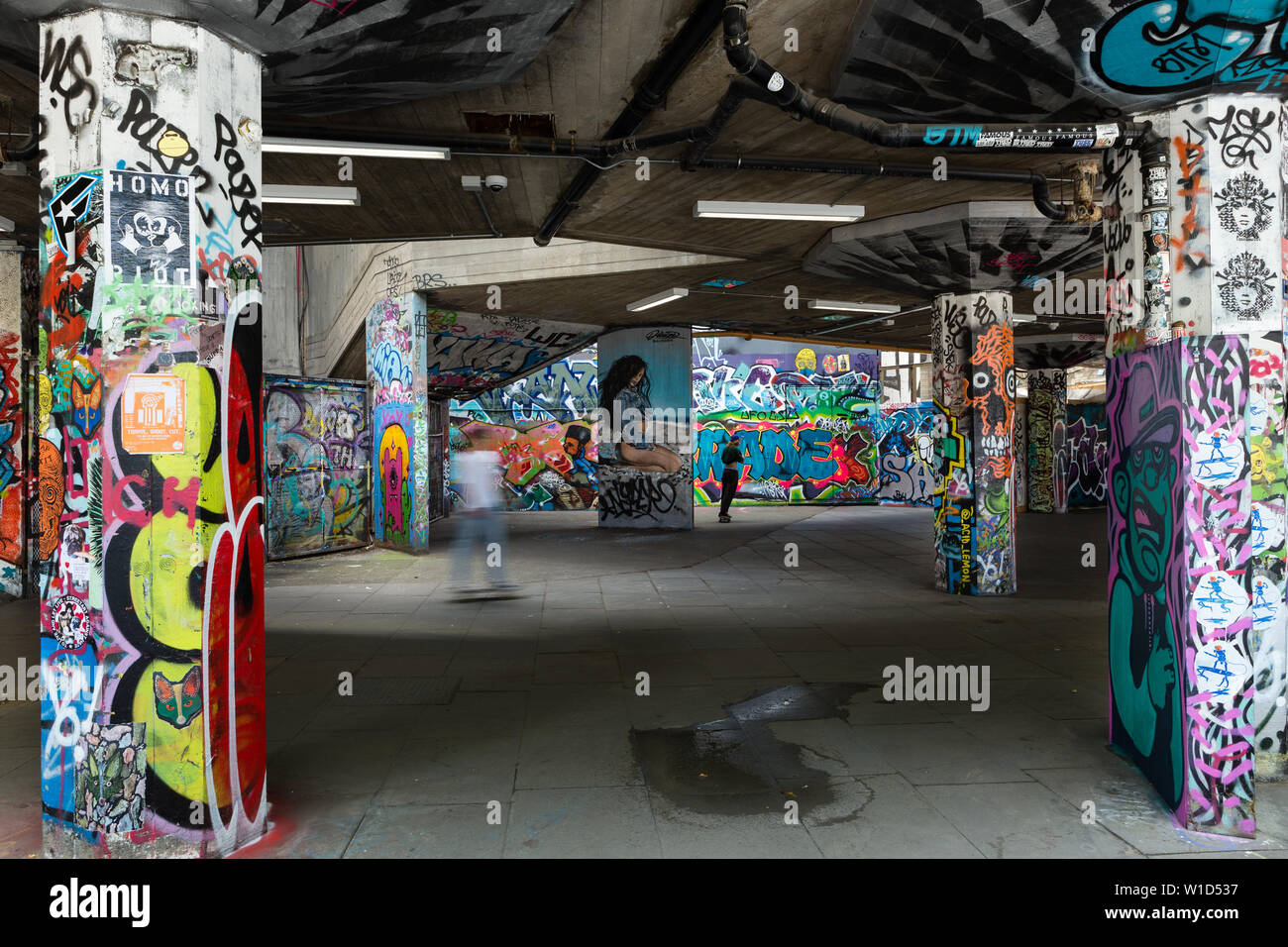 Southbank Skate le long de l'espace Aragon, Londres, UK Banque D'Images