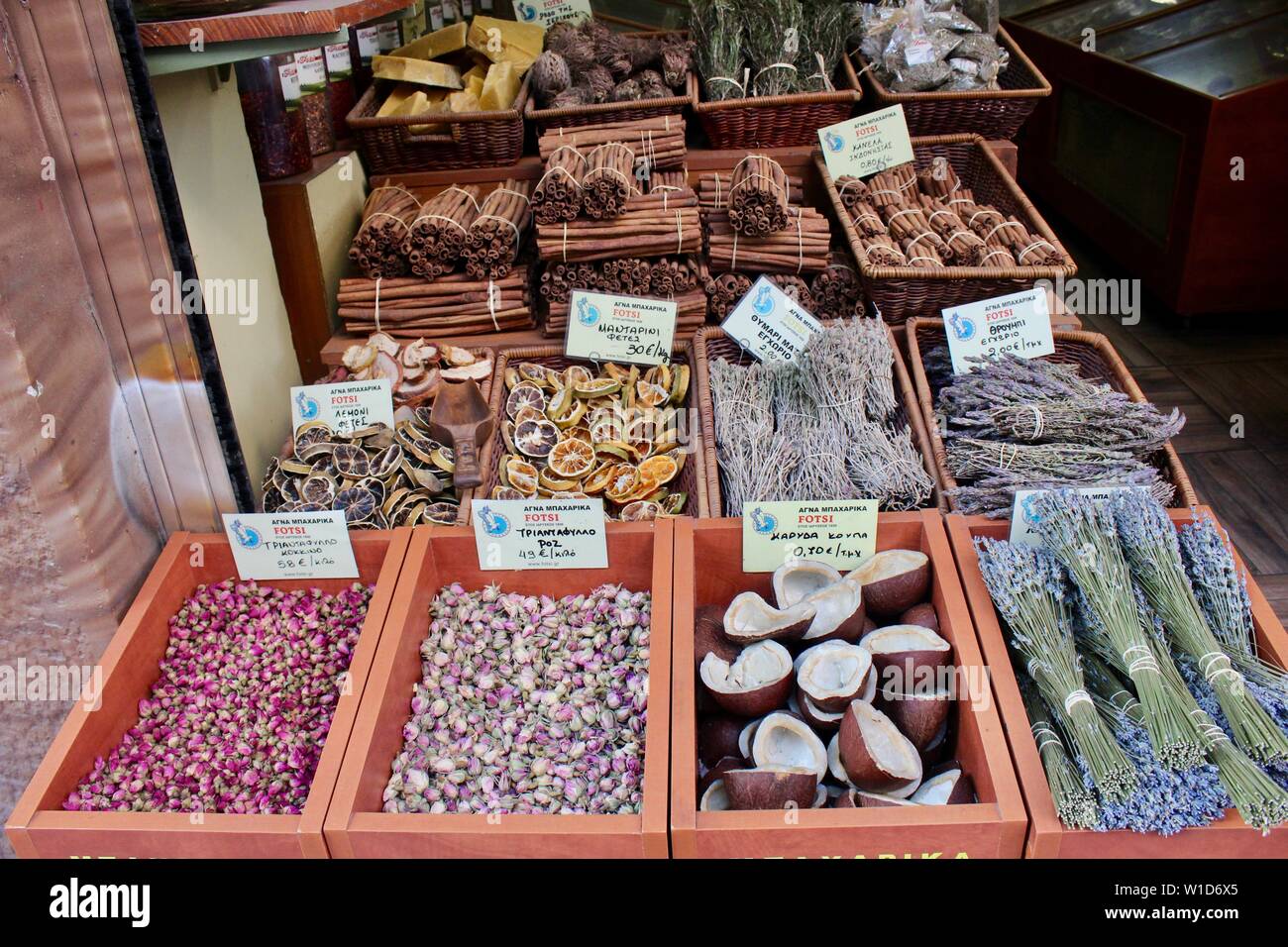 Athènes Municipal Central Market stall avec fleurs séchées fruits etc Banque D'Images