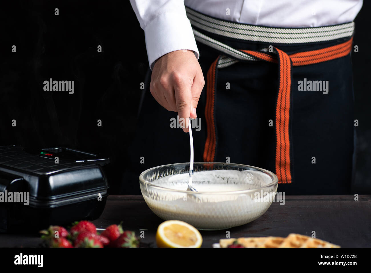 Mélanger la pâte à gaufre Chef dans un bol close up Banque D'Images