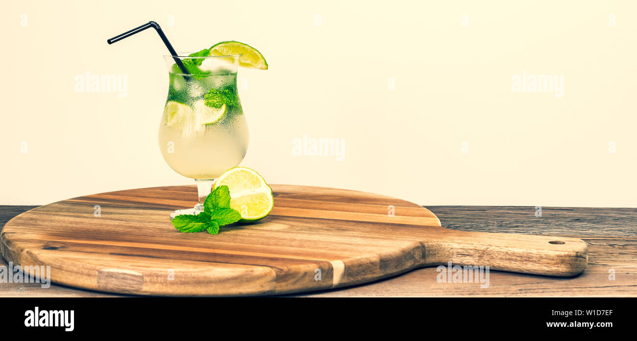 Refeshing boisson d'été avec de la chaux et de feuilles de menthe sur planche de bois. Délicieux cocktail. Vintage style. Banque D'Images