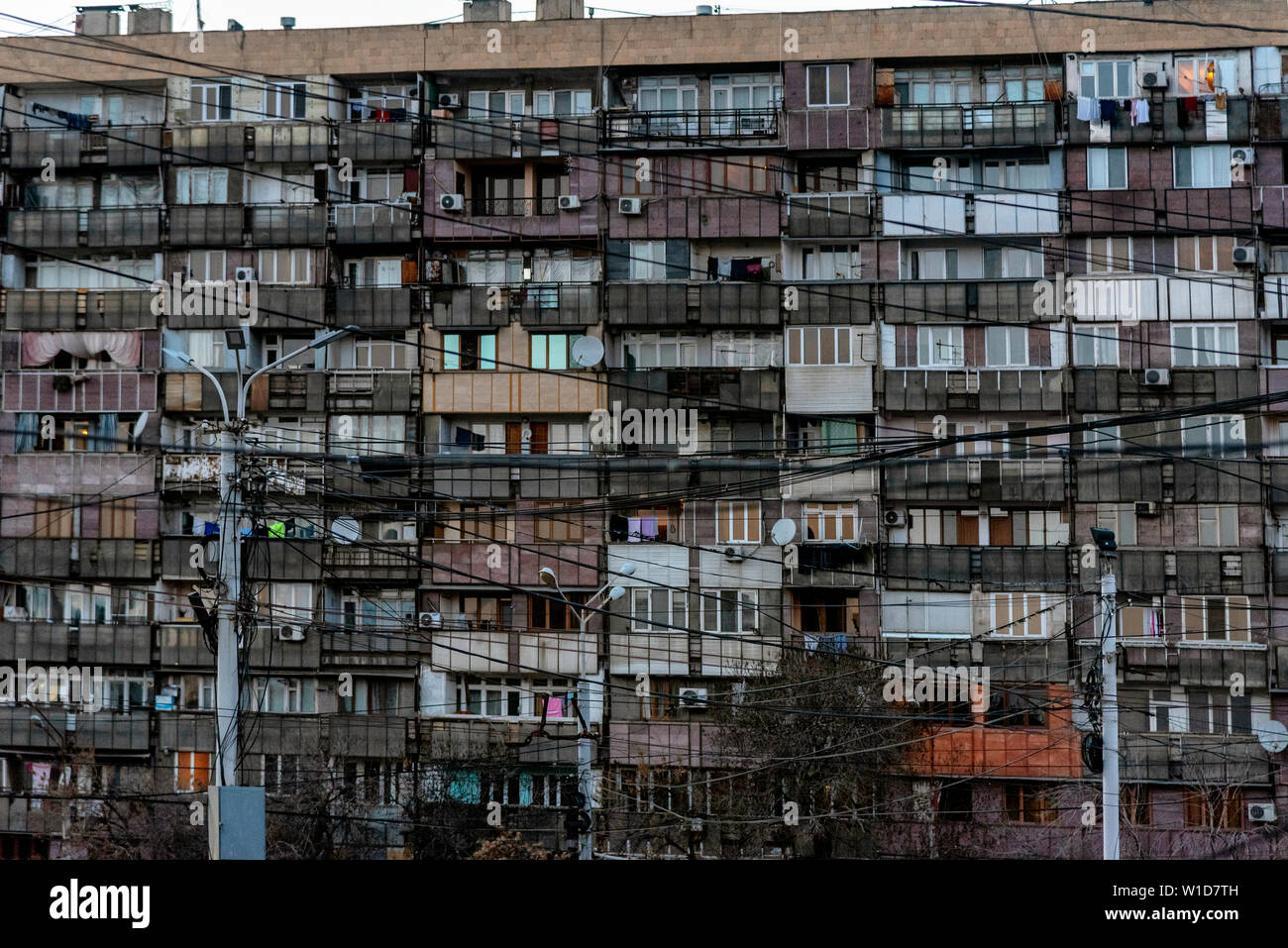 Groupe socialiste soviétique de capacités à l'Yervan centre-ville. La construction de l'URSS. L'architecture ressemble à la plupart des villes de banlieue post-soviétique Banque D'Images