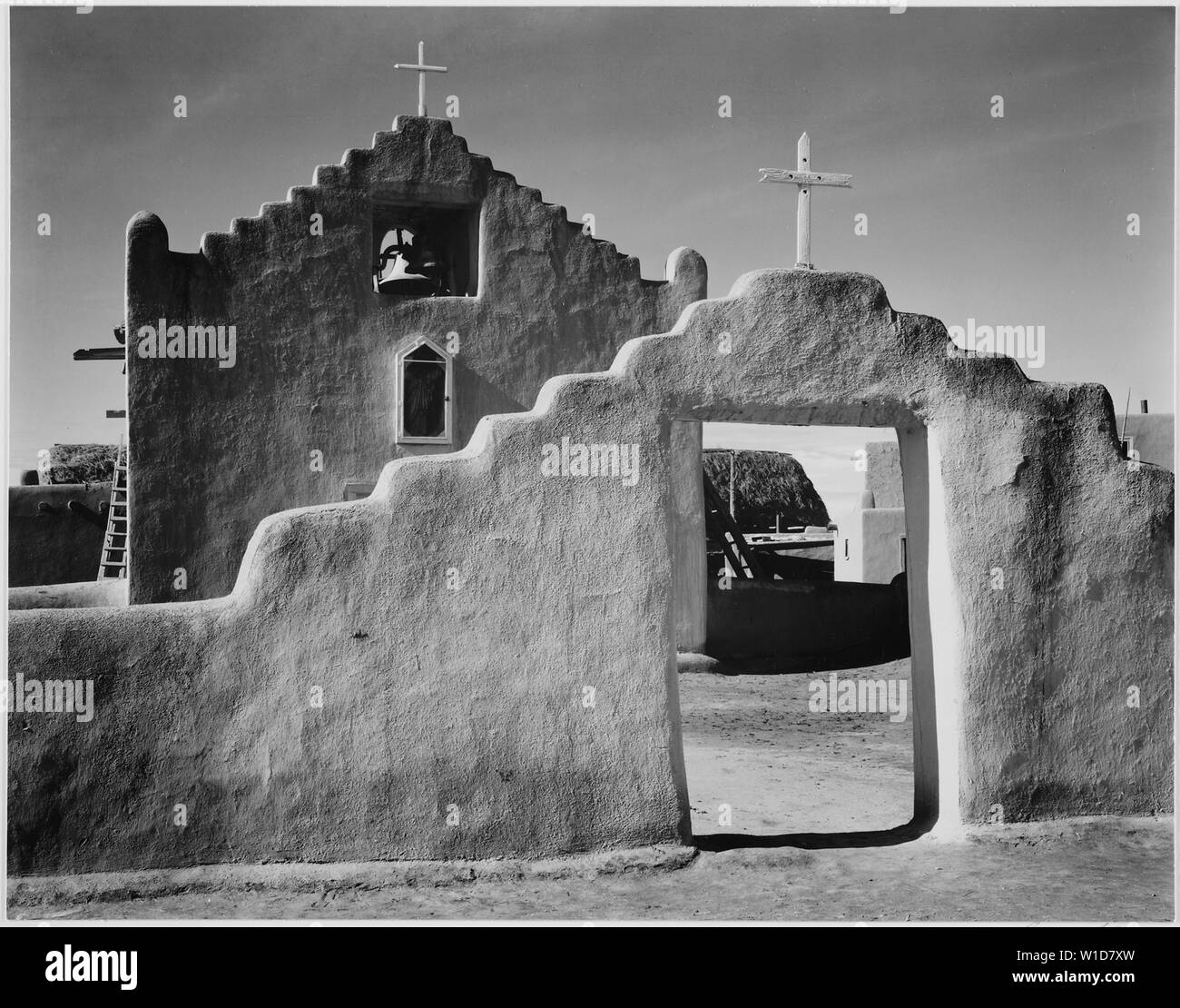 Pleine vue de côté avec porte d'entrée à droite, l'église, monument historique Taos Pueblo, New Mexico, 1941. San Gercnimo Misicn [de], 1941 Banque D'Images