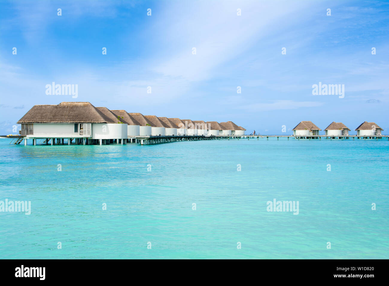 Magnifique paysage de villas sur l'eau dans un hôtel de luxe, île de Kanuhura Banque D'Images