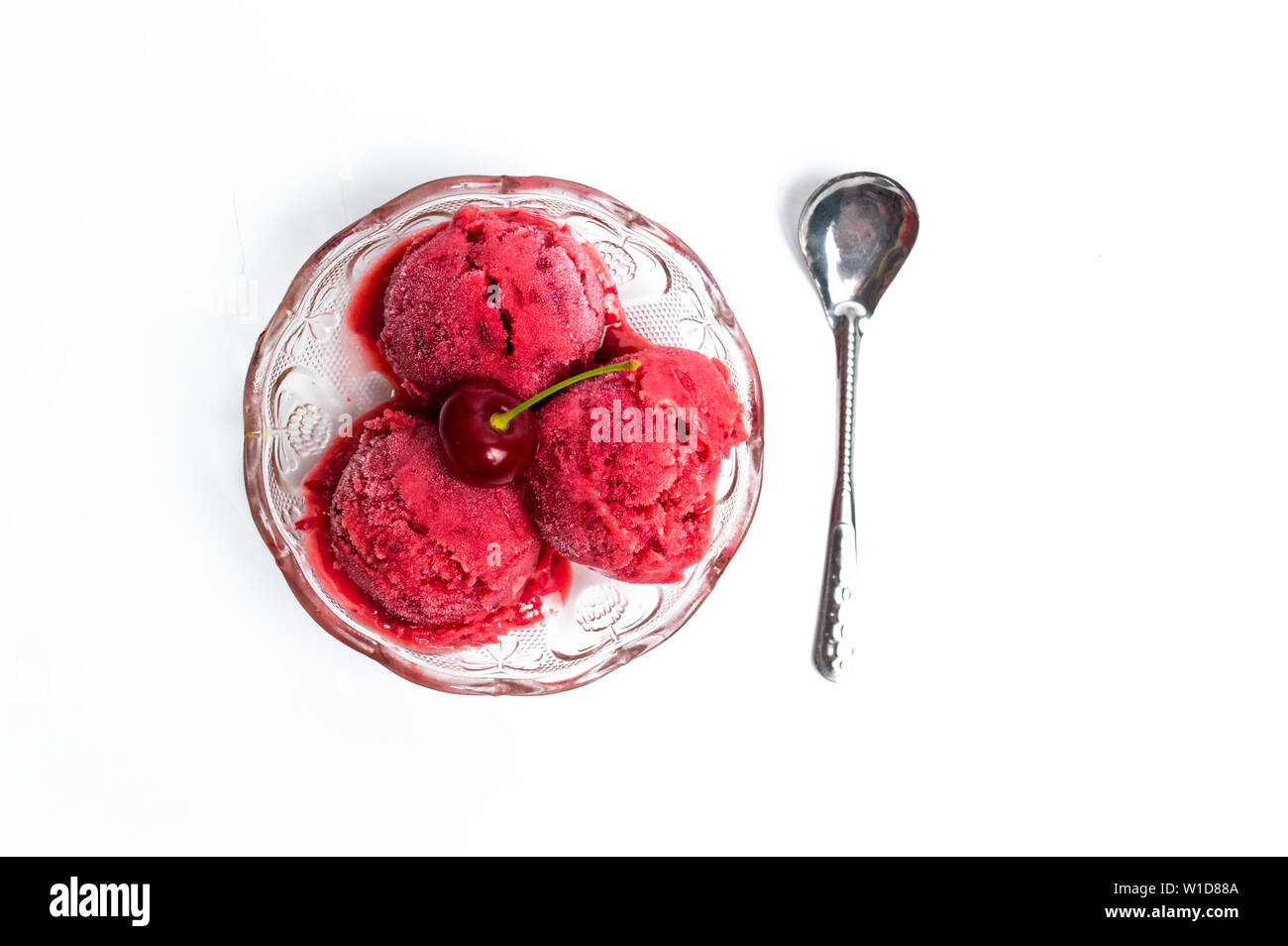 Cherry boules de glace dans un bol on white Banque D'Images