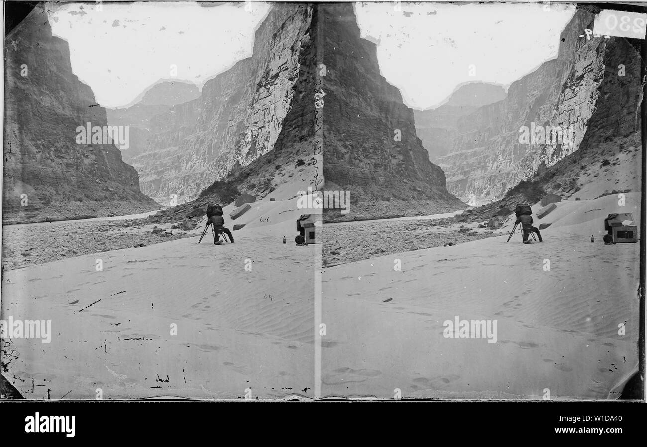 GRAND CANYON, DE LA BOUCHE DE KANAB LAVER OU CREEK, Colorado River ; notes générales : photographié par William Bell dans le cadre de l'enquête 1872 Wheeler. Banque D'Images