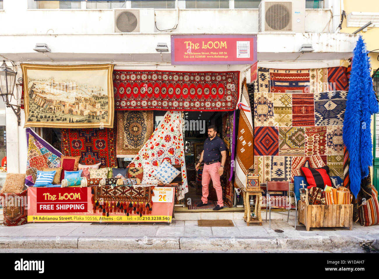 Athènes, Grèce - 16 septembre 2016 : l'homme se tenait dans l'embrasure de sa boutique de tapis. Le quartier de Plaka est un aimant pour les touristes étrangers. Banque D'Images