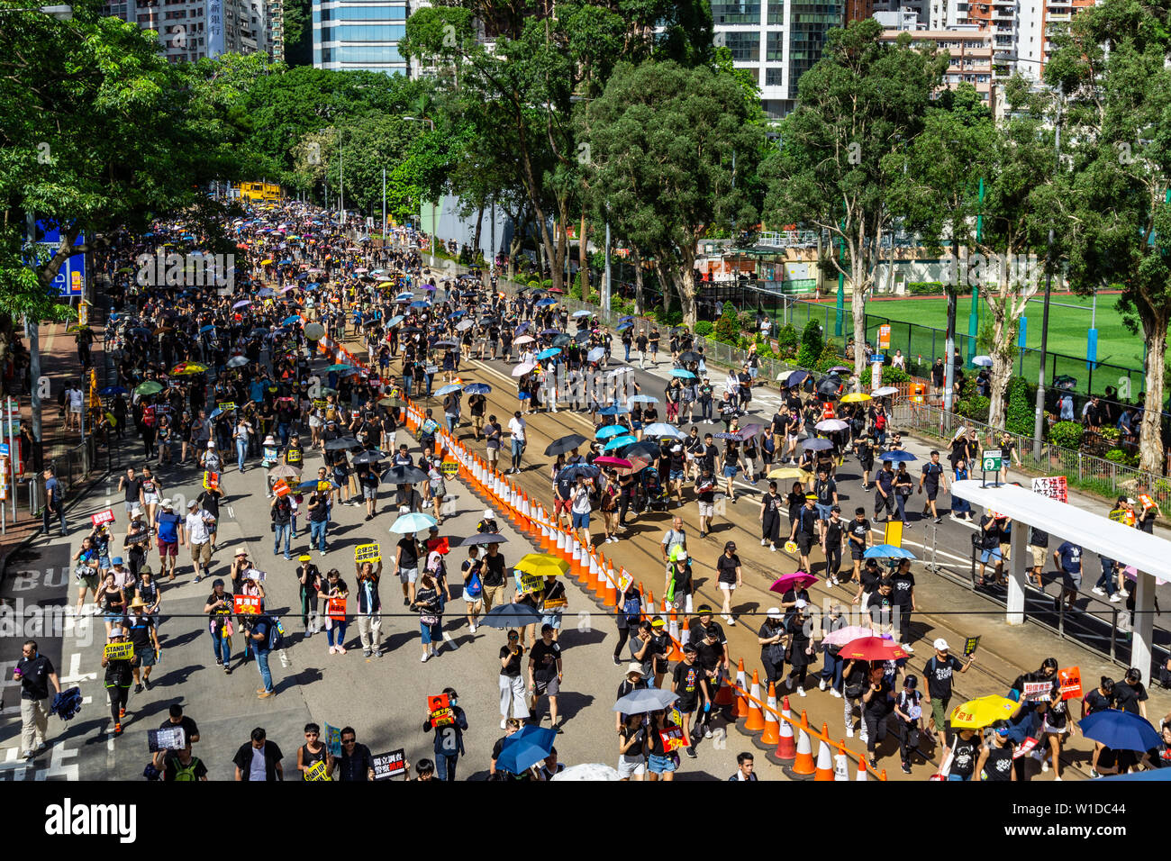 Hong Kong 2019 manifestant anti-droit de l'extradition sur mars 1er juillet, les manifestants portent des parapluies pour se protéger contre le soleil de plomb Banque D'Images