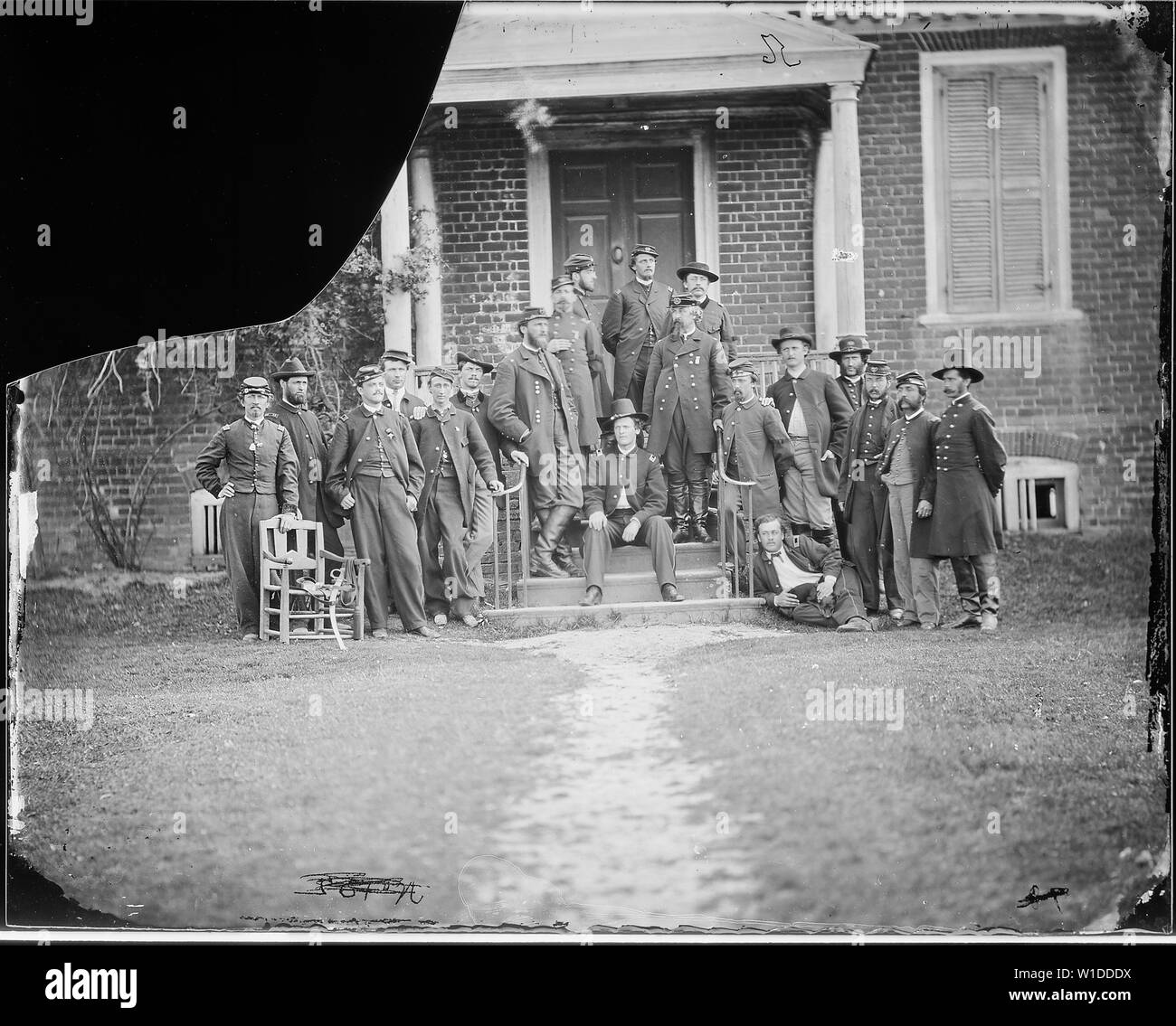 Général Godfrey Weitzel et personnel de ninteen; portée et contenu: Général Godfrey Weitzel et personnel de ninteen, reconnu. 1. Col. Loomis L. Langdon, 2 et 3 non recog., 4. Capitaine John E. Remington, 5. Lieut. De Pryster, 6. Capitaine Henry C. Lockwood, 7. Pas dans le catalogue, 8. Maj. Atherson H. Stevens, 9. Chirurgien Norton Felson, 10. Lieut. Colonel Daniel D. Wheeler, 11. Capitaine T. E. graves (Maj. Kmmons E. ?), 12. Général George O. Shepley, 13. Lieut. Colonel Charles Wheaton, 14. Maj. Wm. E. Furness, 15. Capitaine Horace B. Fitch, 16. Capt Lewis Weitzel, 17. Et 18. Non reconnu, 19. Lieut. Samuel Munson, 20. Ed. Maj Banque D'Images