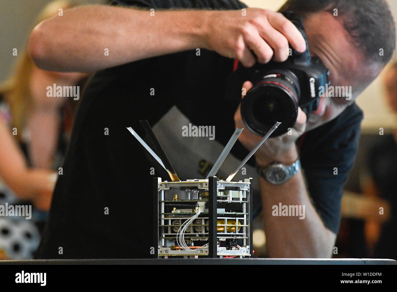 Prague, République tchèque. 07 juillet, 2019. Satellite scientifique tchèque introduit Experts Lucky-7 à Prague, en République tchèque, le 2 juillet 2019. Le satellite sera une partie de la fusée Soyouz 2-1b, le lancement est prévu pour le 5 juillet à Vostochny de Baïkonour en Russie. Credit : Michal Kamaryt/CTK Photo/Alamy Live News Banque D'Images