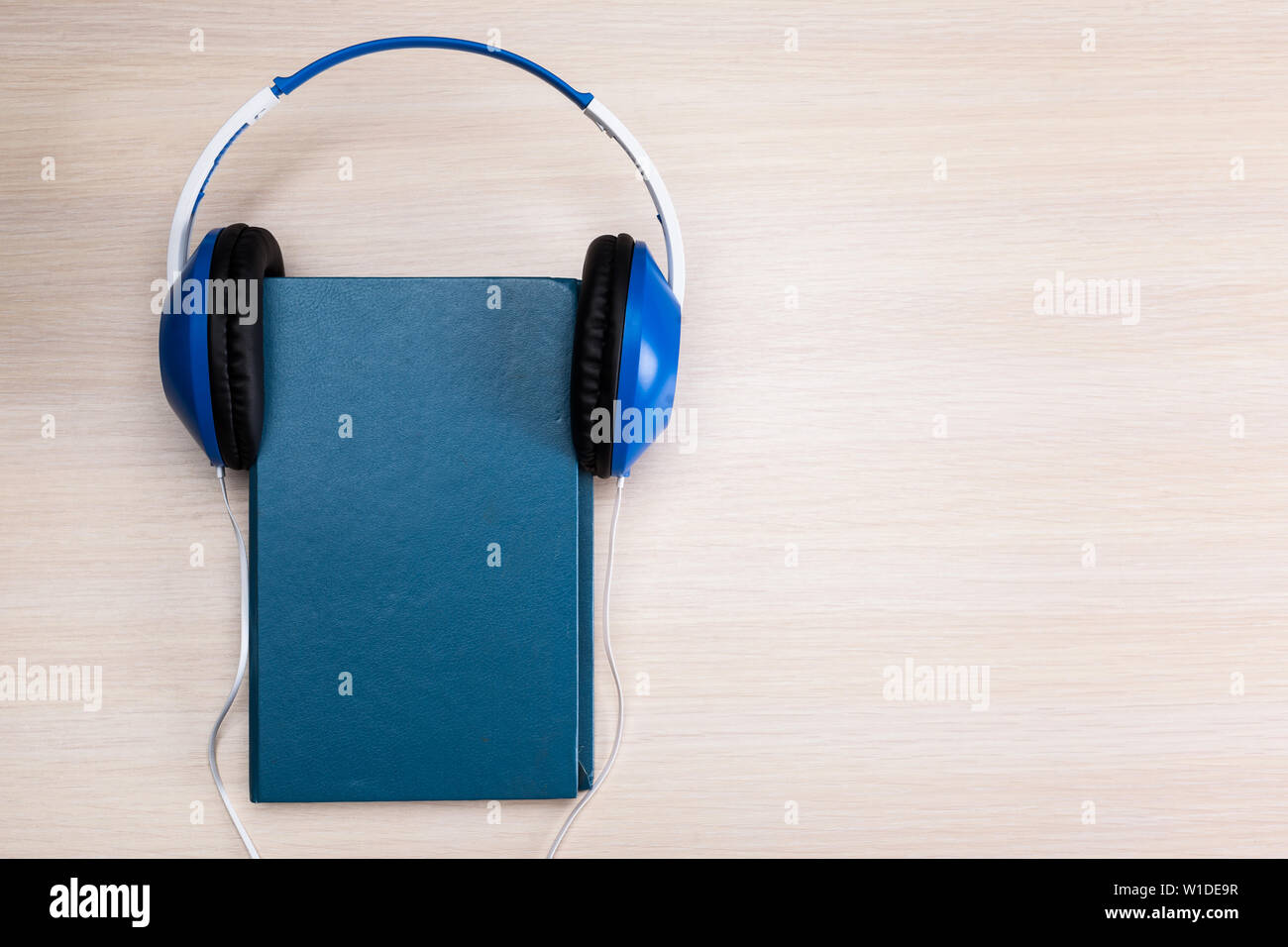Livres audio concept avec vieux livre et écouteurs Banque D'Images