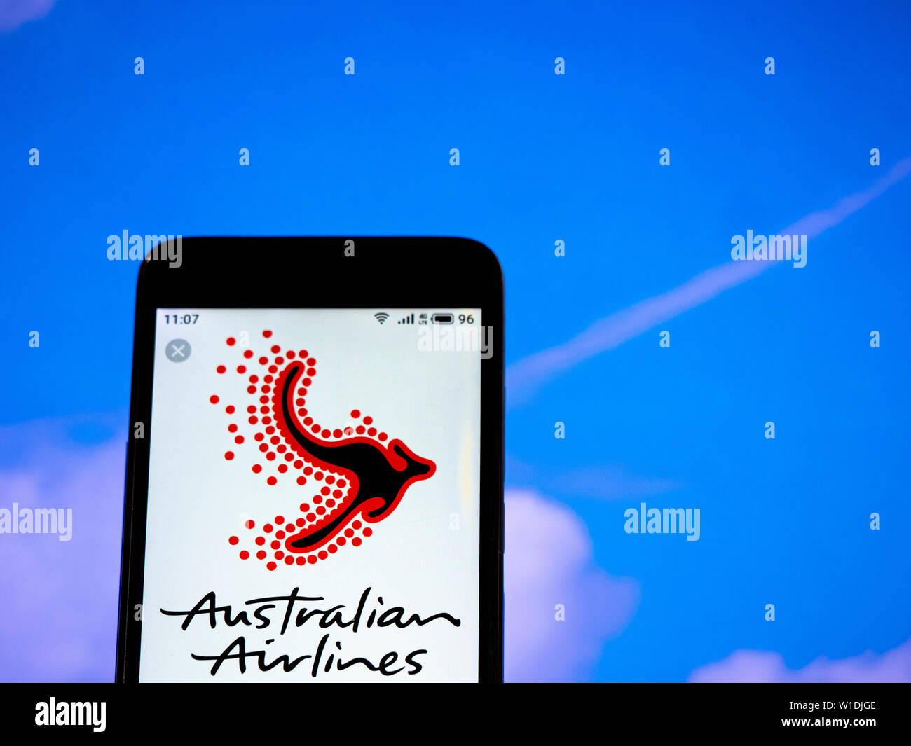 Sur cette photo, l'illustration logo Australian Airlines est vu affichée sur un smartphone Banque D'Images