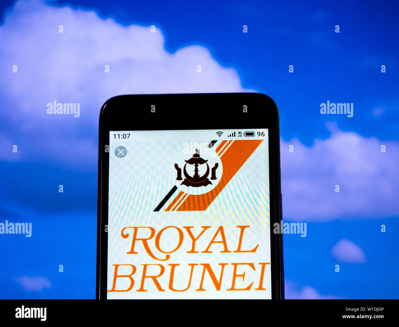 Dans cette photo illustration le Royal Brunei Airlines Sdn Bhd logo est vu affichée sur un smartphone Banque D'Images